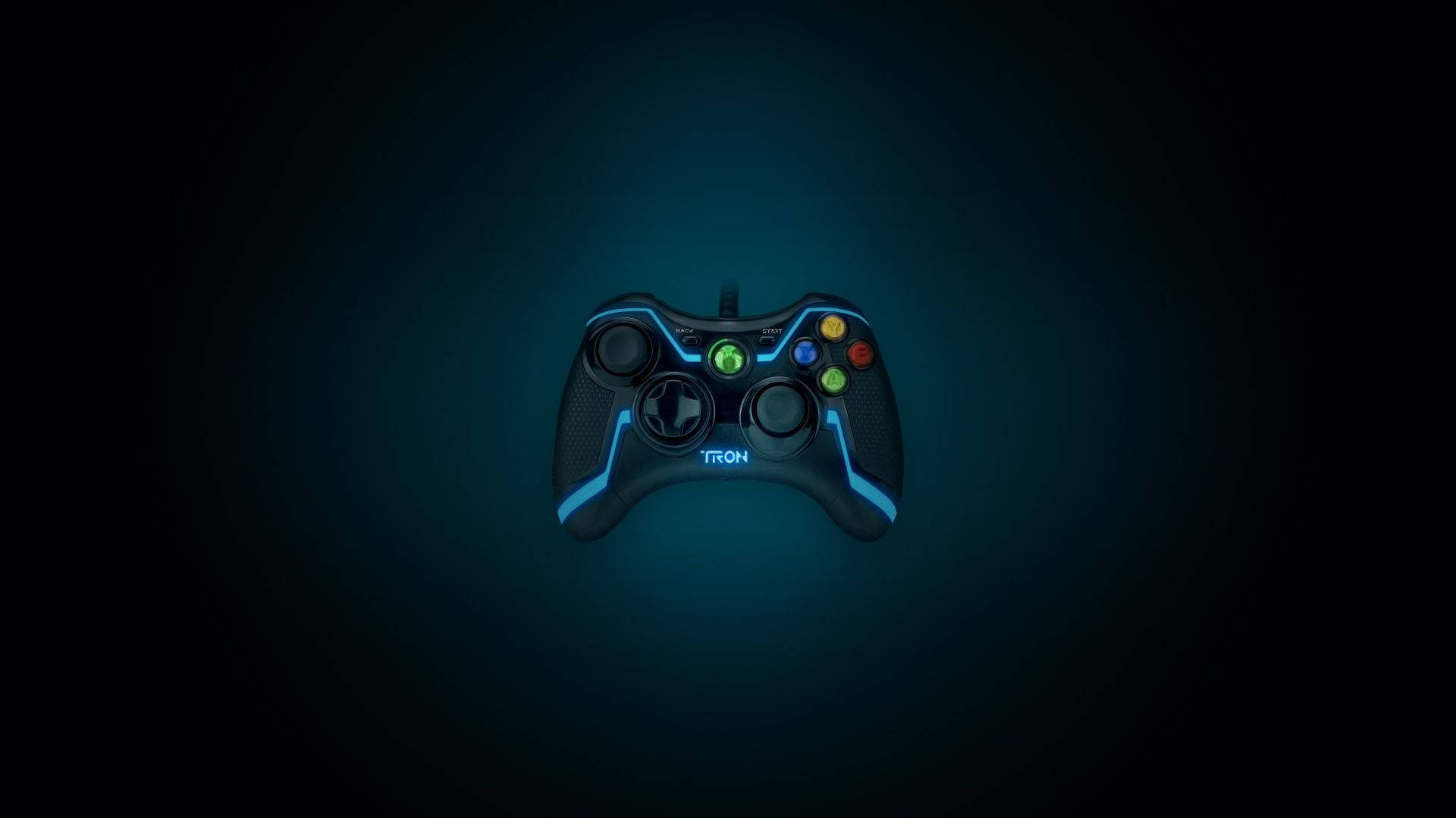 Xbox 桌布 壁紙 — 一個黑色TRON品牌遊戲控制器在深藍綠色漸變背景上發出鮮豔的藍色霓虹光芒。