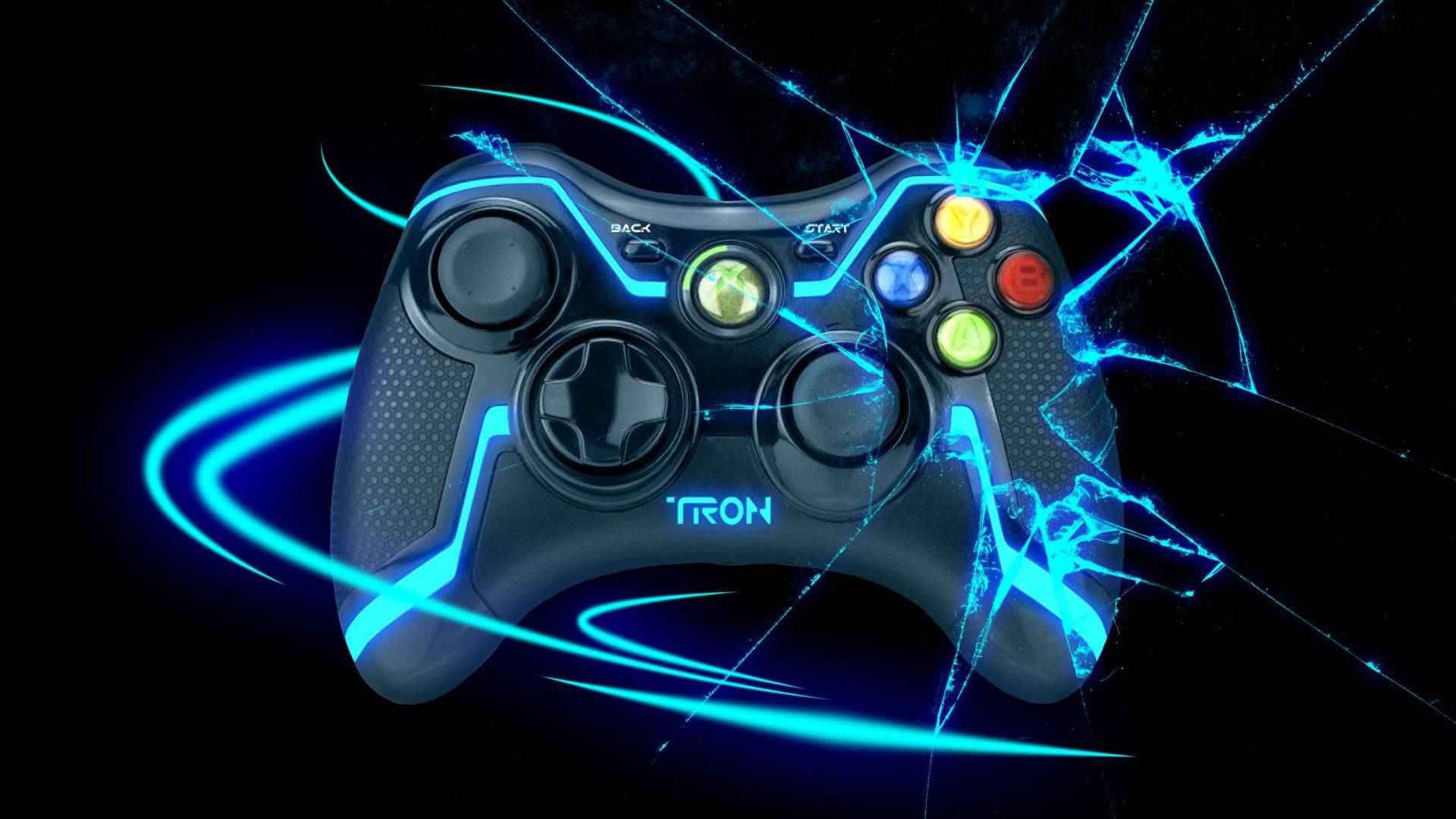 Xbox 桌布 壁紙 — 一個黑色Xbox手把在黑暗背景上，以碎裂玻璃效果發出電光藍色能量。
