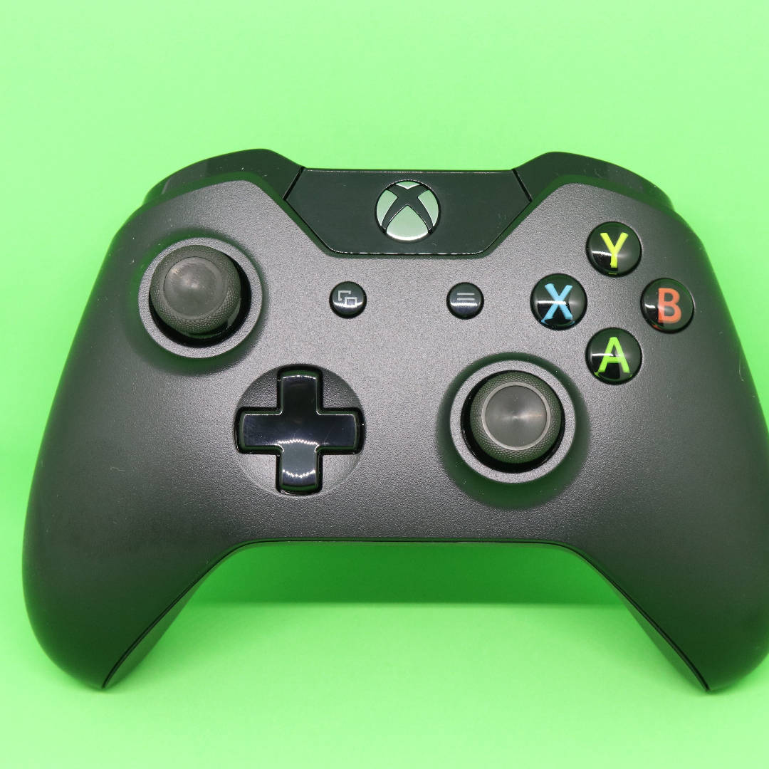 iPhone 桌布 壁紙 — 一個黑色Xbox手把帶有彩色按鈕，居中放置在亮綠色背景上。