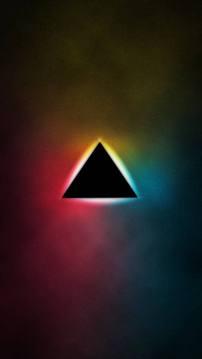 illuminati 桌布 壁紙 — 一個黑色三角形在帶有星塵的漸變宇宙背景上散發出鮮豔的彩虹光暈。