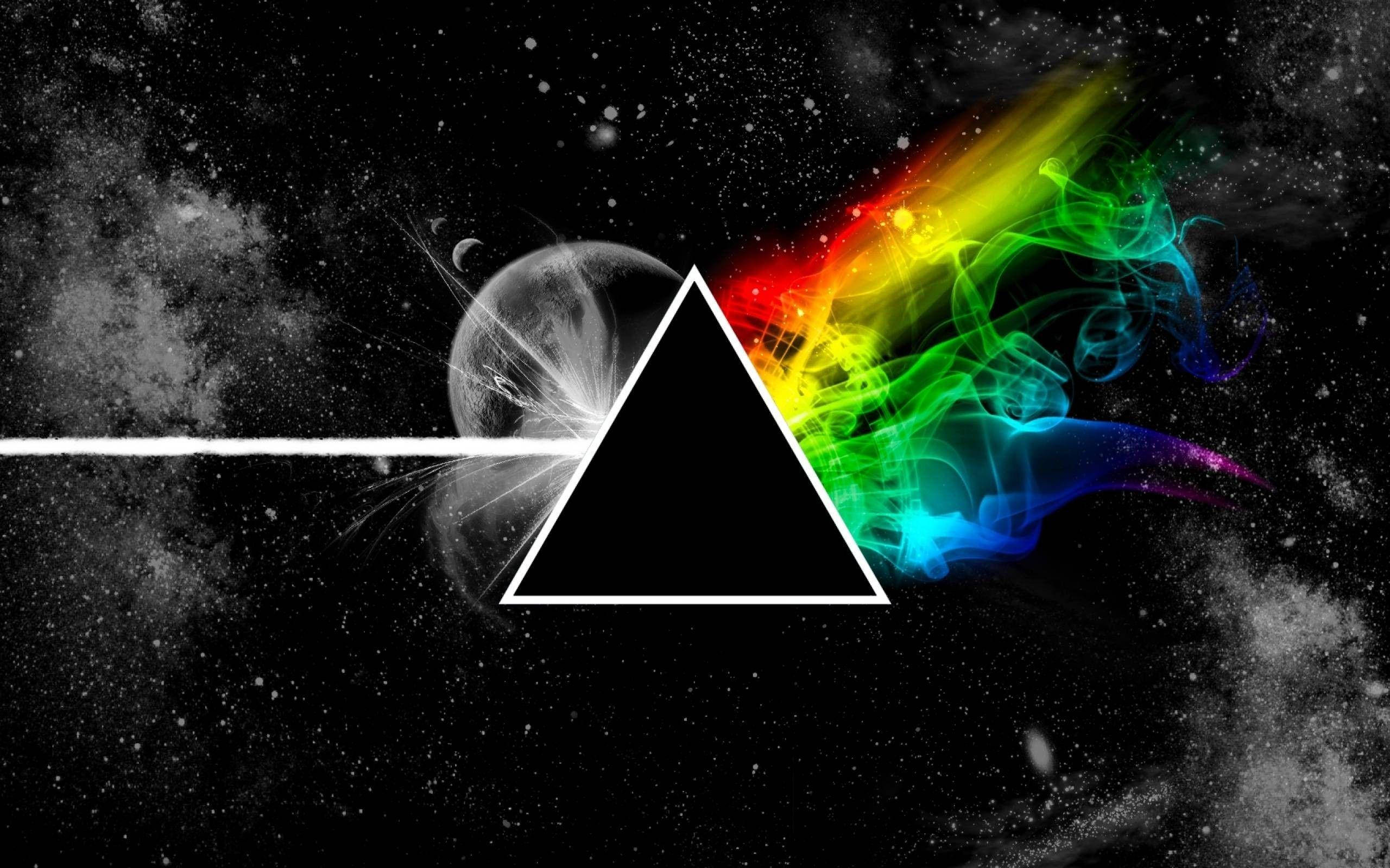 平克·弗洛伊德 桌布 壁紙 — 一個黑色三角形將宇宙場景分割，帶有白色光束和鮮豔的彩虹煙霧，背景是星空。