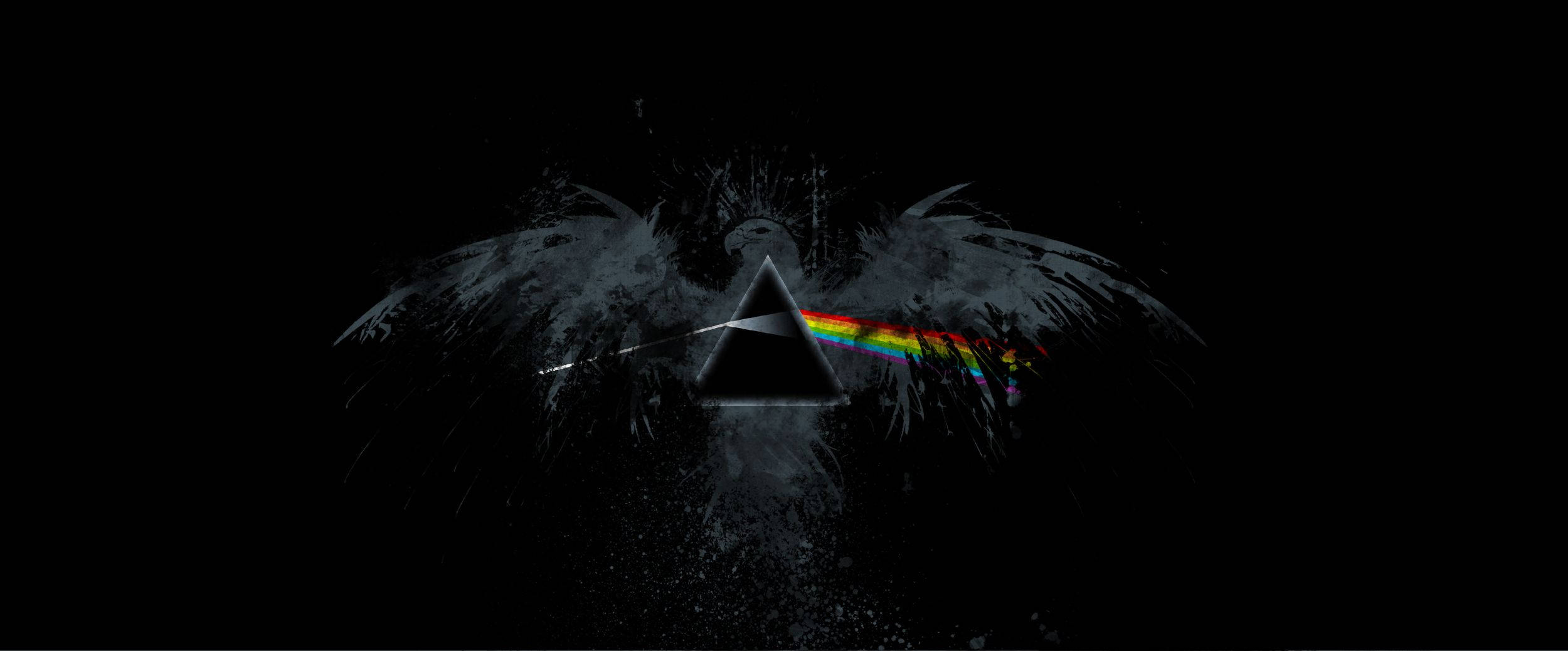Floyd 桌布 壁紙 — 一個黑色三角形稜鏡在帶有煙霧狀翅膀形狀的黑暗背景上散射出彩虹光譜。