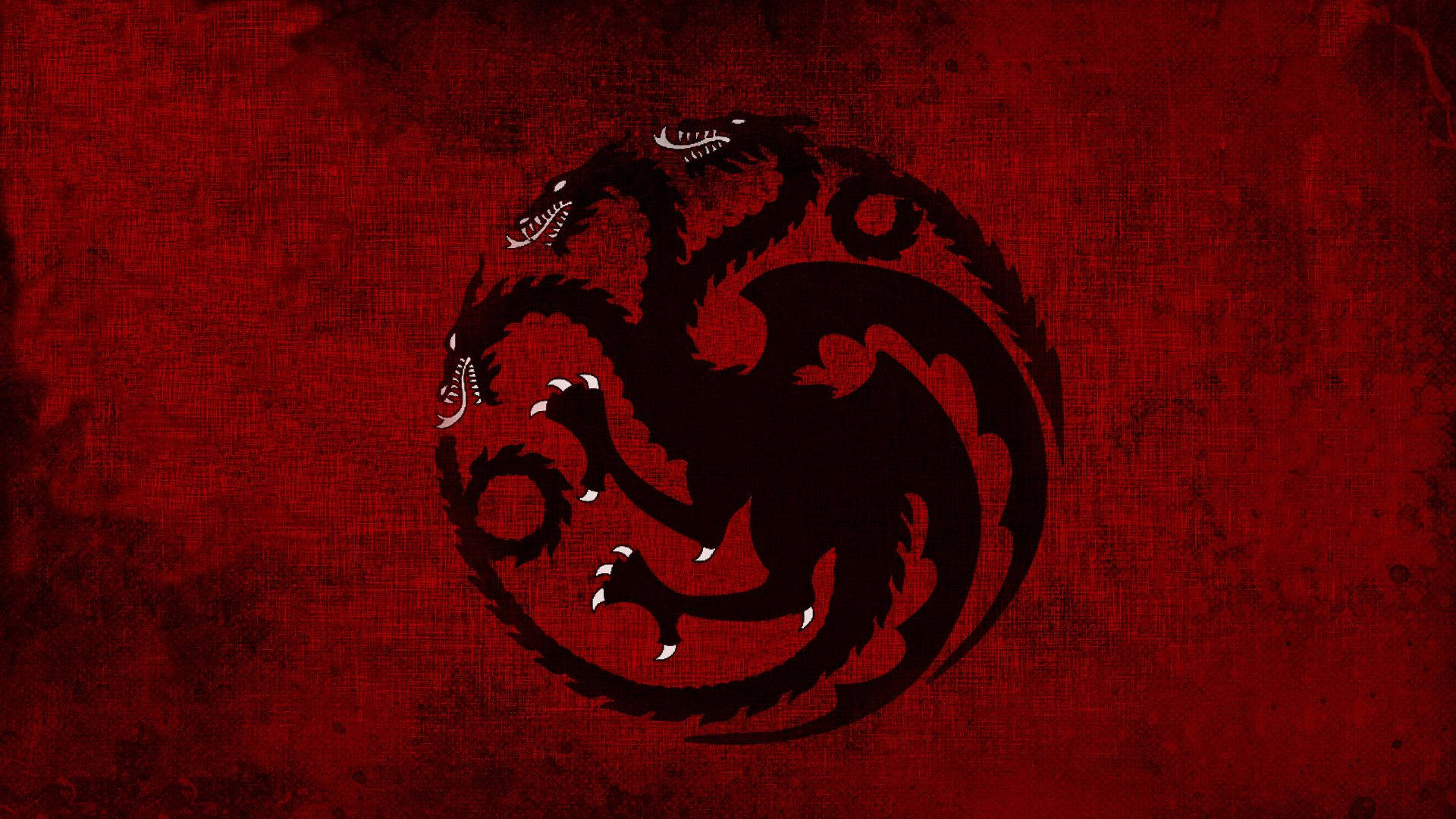 House Targaryen 桌布 壁紙 — 一個黑色三頭龍徽章，帶有白色爪子和牙齒，在紋理深紅色背景上盤旋。