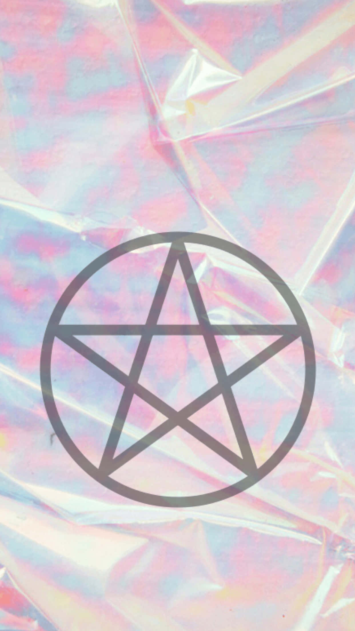 Witchy Phone 桌布 壁紙 — 一個黑色五角星在圓圈內，位於皺褶的彩虹色粉紅、藍和白色箔紙中央。