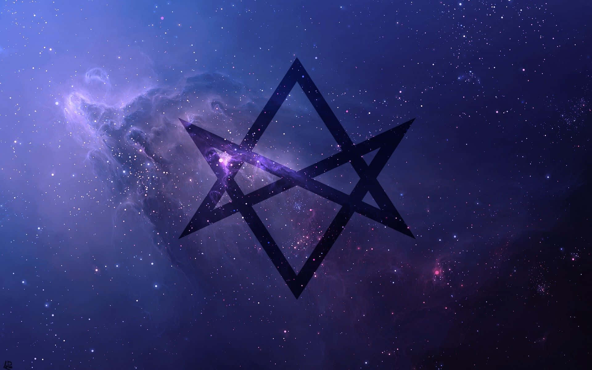 Thelema 桌布 壁紙 — 一個黑色五角星疊加在充滿閃爍星星和宇宙塵埃的鮮豔紫色和藍色星雲上。