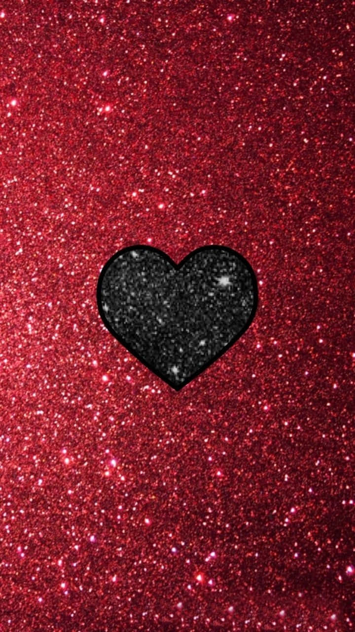 Red Cute Aesthetic 桌布 壁紙 — 一個黑色亮粉心形，置於充滿活力的紅色亮粉背景中央，帶有閃爍粒子。