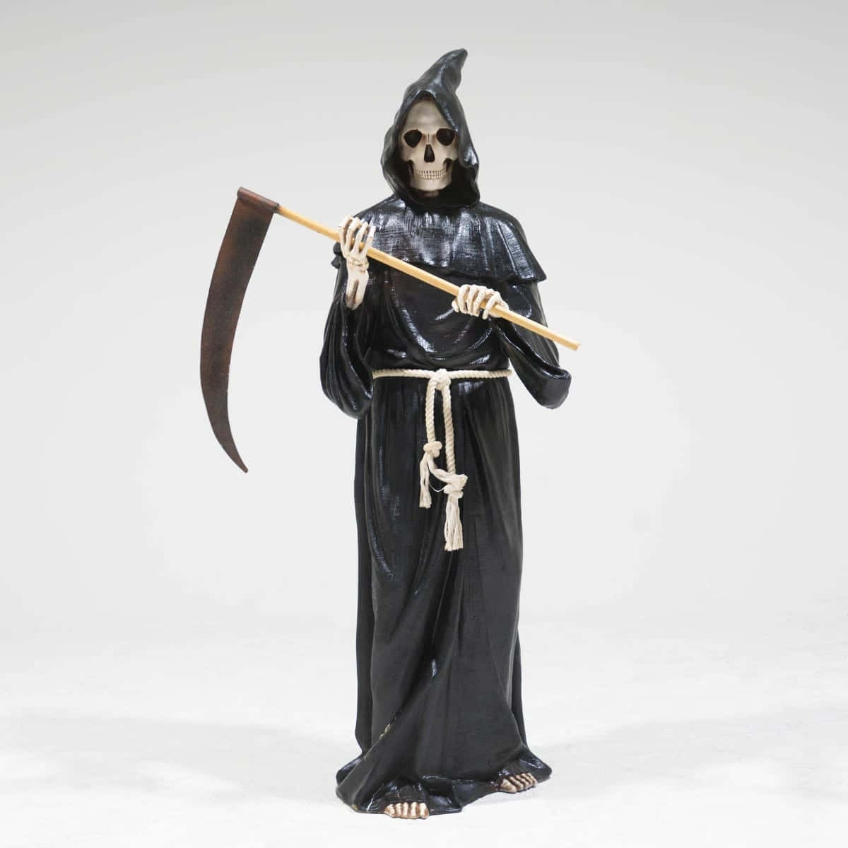 死神動圖 桌布 壁紙 — 一個黑色光面連帽死神雕像，手持木製鐮刀，背景為純白色。