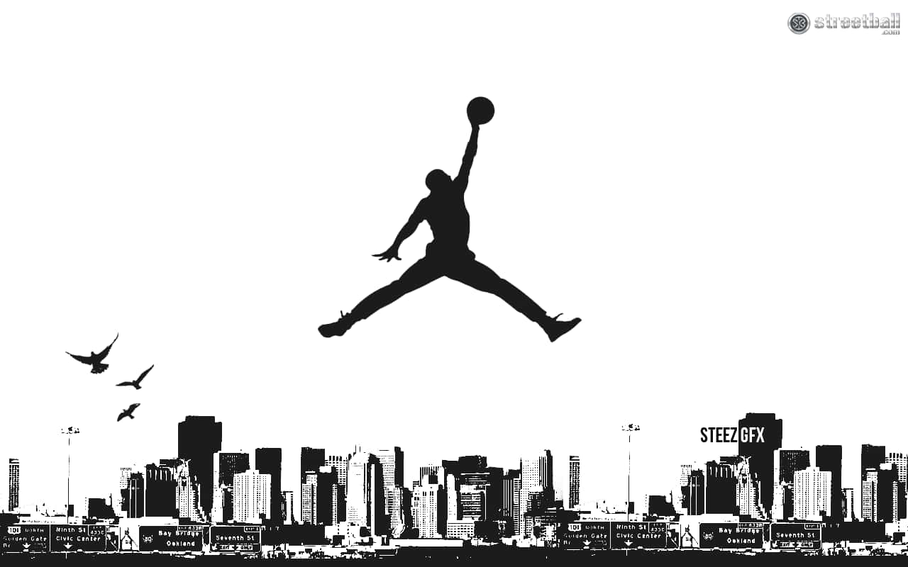 籃球運動員隔著城市天際線灌籃的剪影，有鳥兒飛翔。 — Michael B Jordan 壁紙
