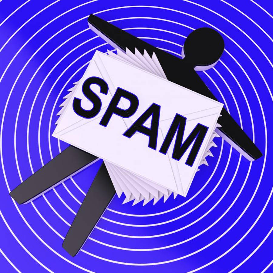Email 桌布 壁紙 — 一個黑色剪影人物手持一疊標有垃圾郵件的信封，背景是旋轉的藍白同心圓。