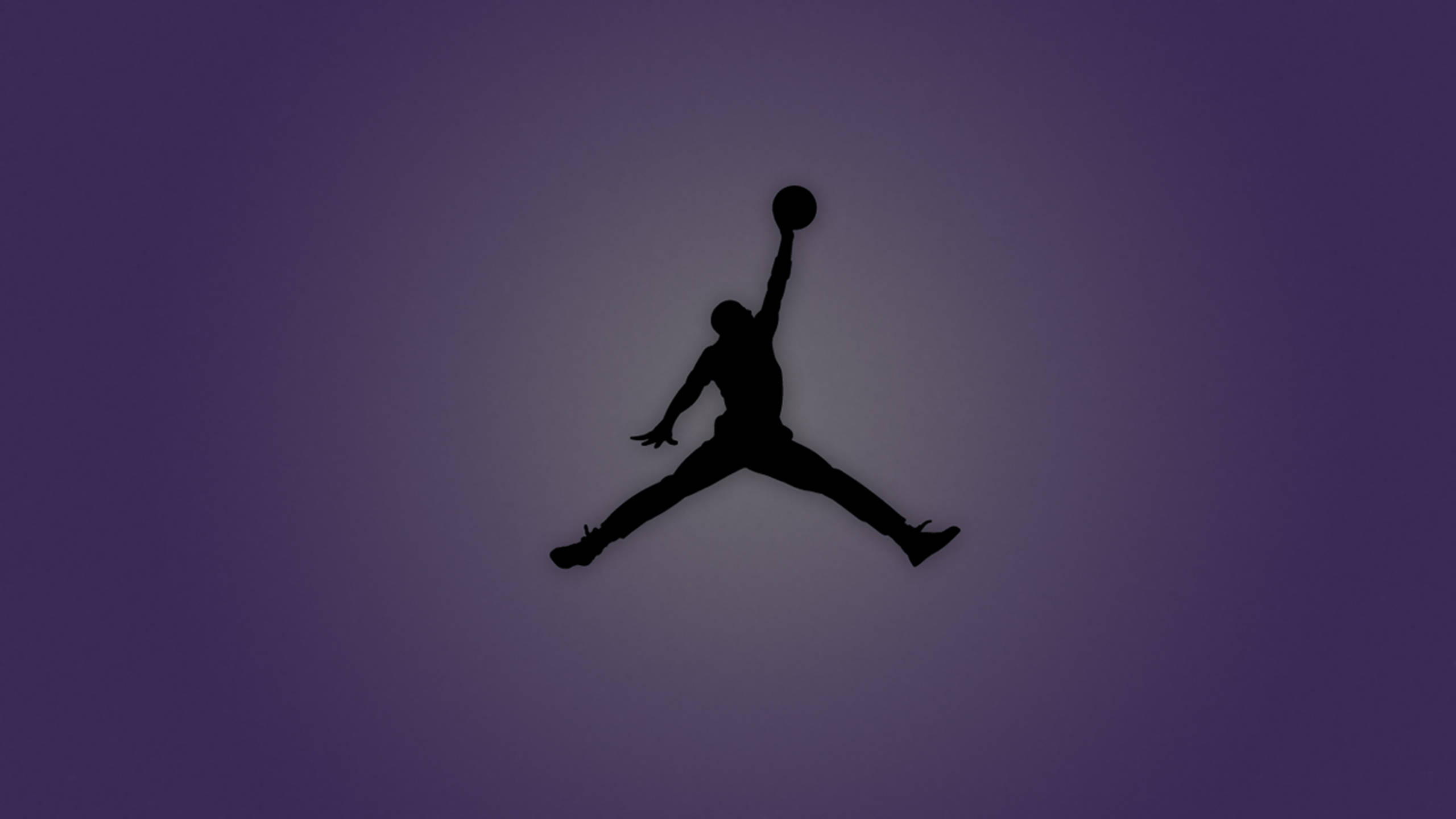 Air Jordan 桌布 壁紙 — 一個黑色剪影的籃球運動員在半空中灌籃，背景是紫色漸變。