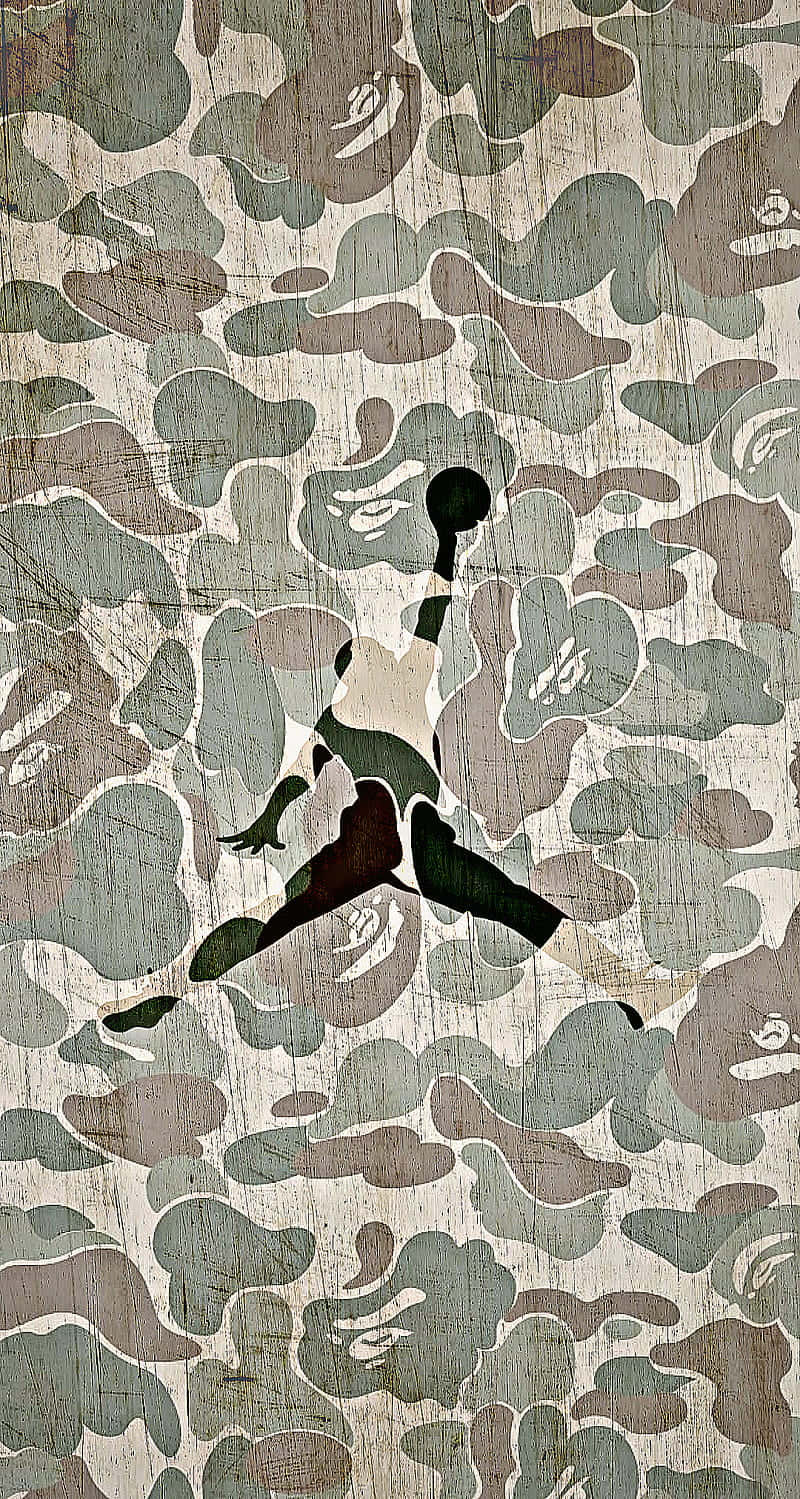 Bape 動態 桌布 壁紙 — 一個黑色剪影的籃球運動員在半空中灌籃，背景是帶有紋理的迷彩圖案。