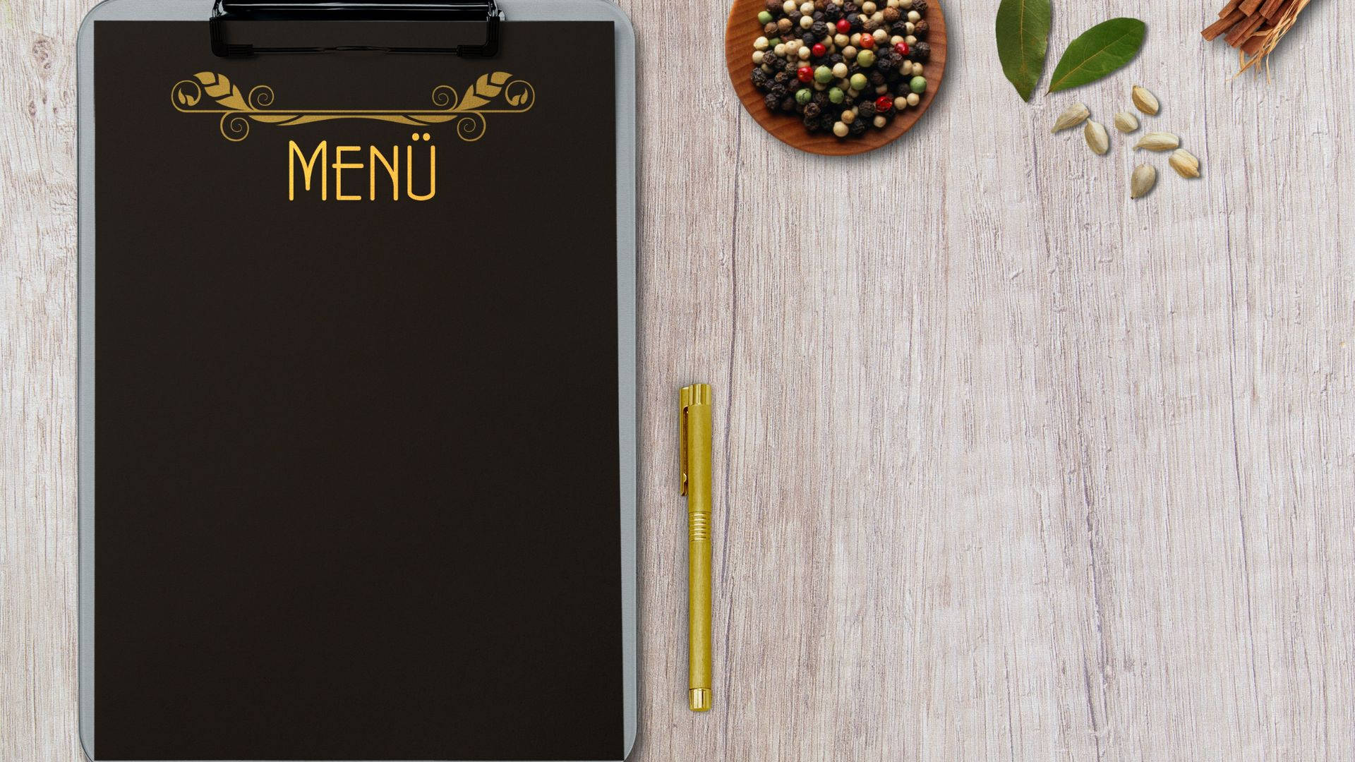 攝影 桌布 壁紙 — 一個黑色剪貼板，上面有金色 'MENU' 文字，放在淺色木桌上，旁邊有一支金色筆和散落的香料。
