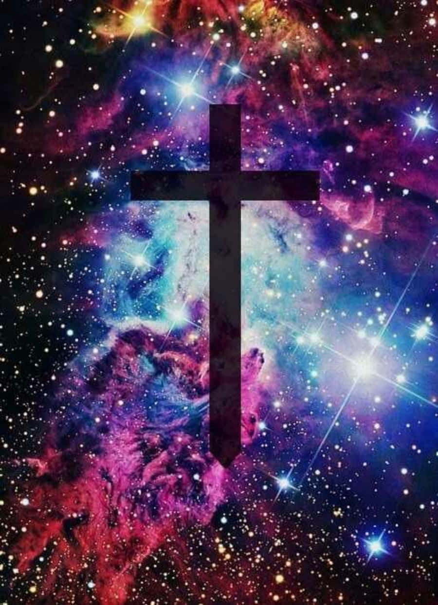 Cool Cross 桌布 壁紙 — 一個黑色十字架居中矗立，背景是充滿閃爍星星和旋轉紫色、藍色和粉紅色雲朵的鮮豔宇宙星雲。