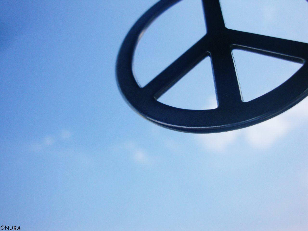 World 桌布 壁紙 — 一個黑色和平符號剪影在清澈藍天和柔和的白雲襯托下格外突出。