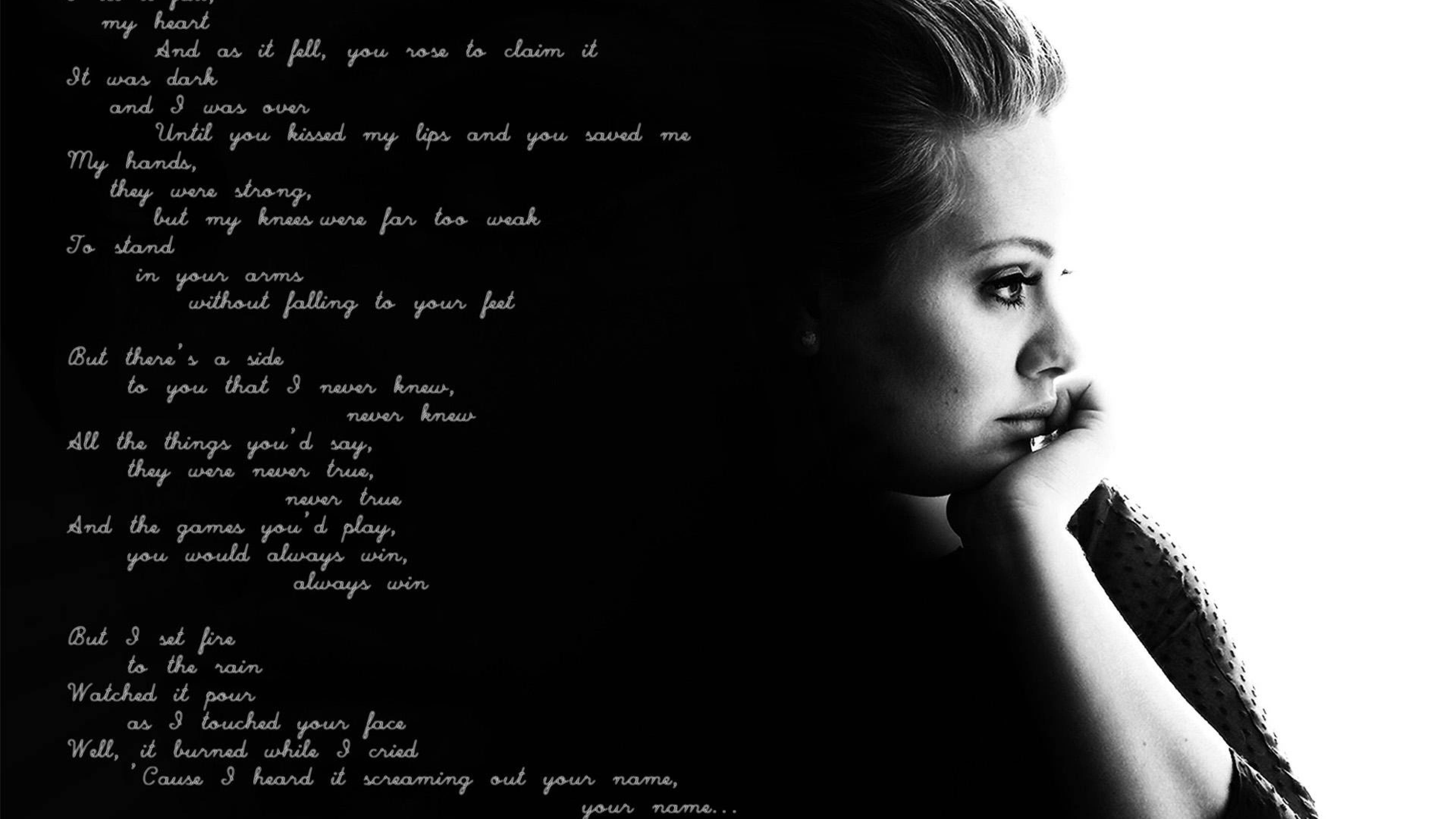 Adele 桌布 壁紙 — 一個黑色和白色的女性側面肖像，手寫歌詞疊加在深色背景上。