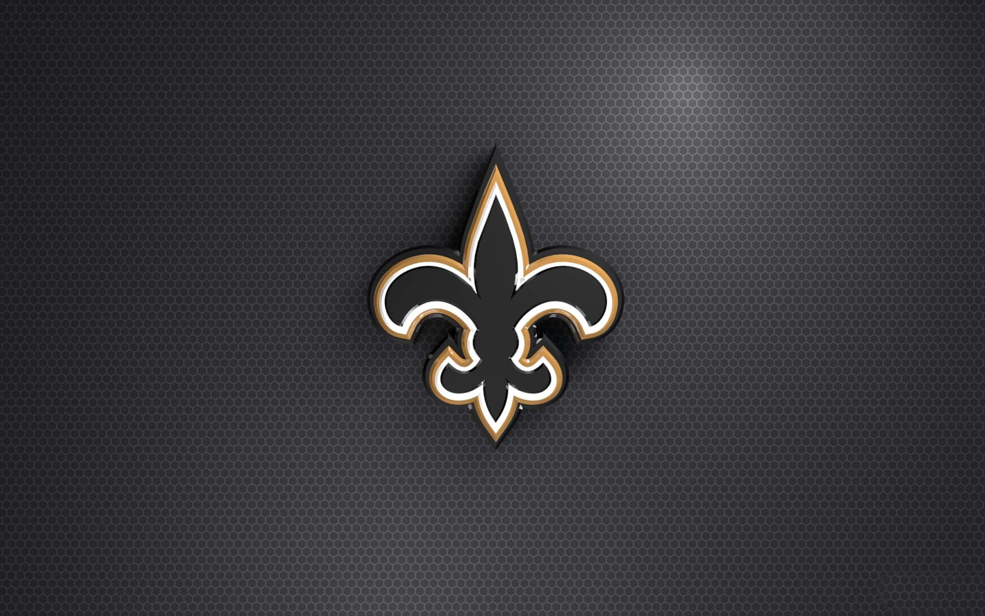 NFL Saints 桌布 壁紙 — 一個黑色和金色的百合花徽章，帶有金屬光澤，居中放置在深灰色六角形紋理背景上。