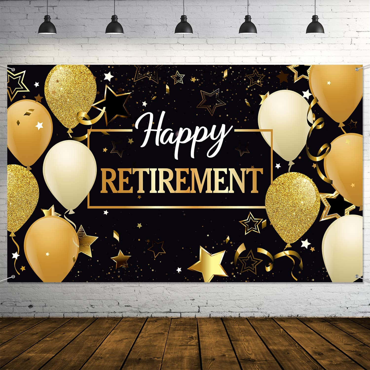 Retirement 桌布 壁紙 — 一個黑色和金色的退休慶祝橫幅，帶有氣球和星星，掛在白色磚牆上，下方是黑色吊燈。