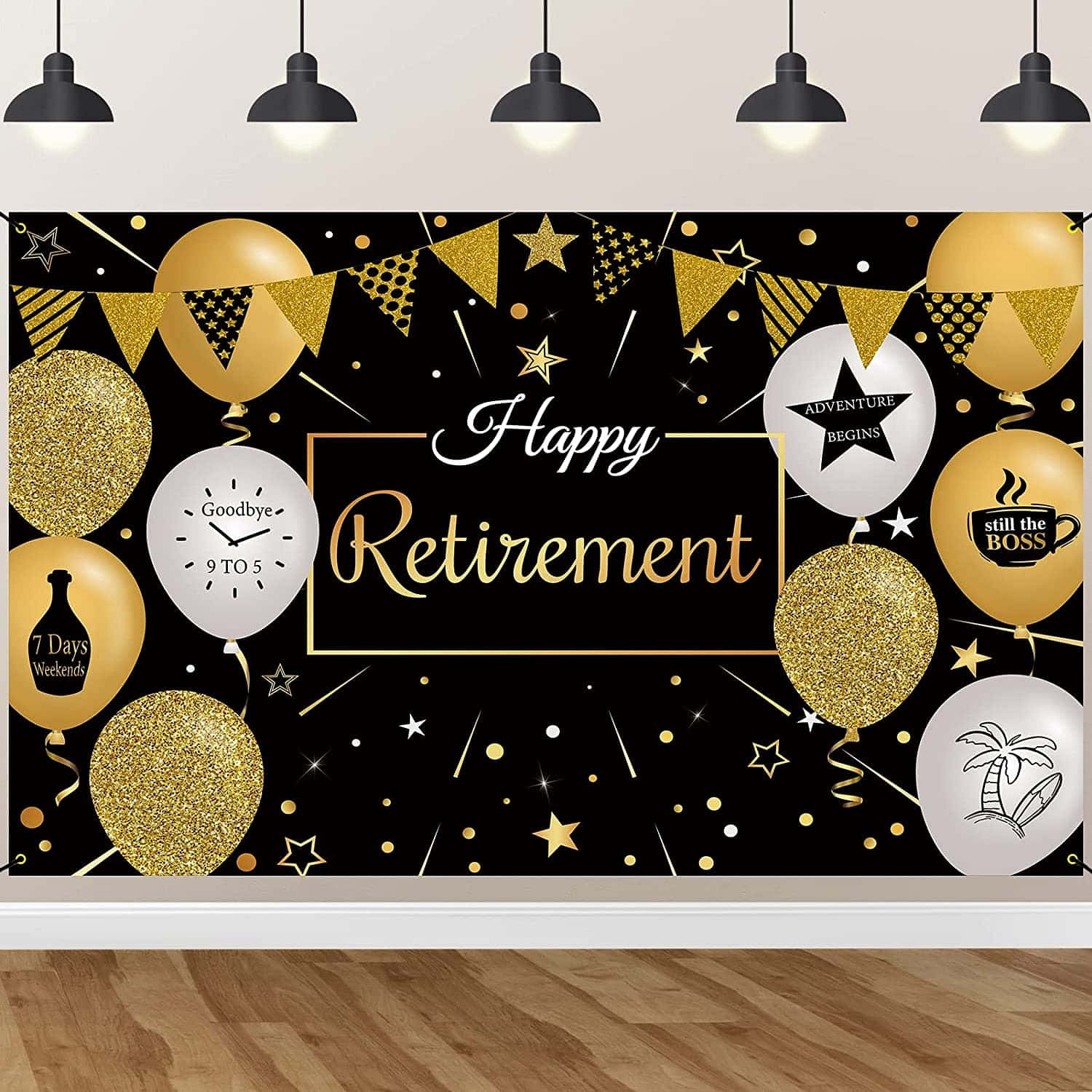 Retirement 桌布 壁紙 — 一個黑色和金色的退休派對背景，掛著氣球、橫幅和慶祝文字，懸掛在現代吊燈下。
