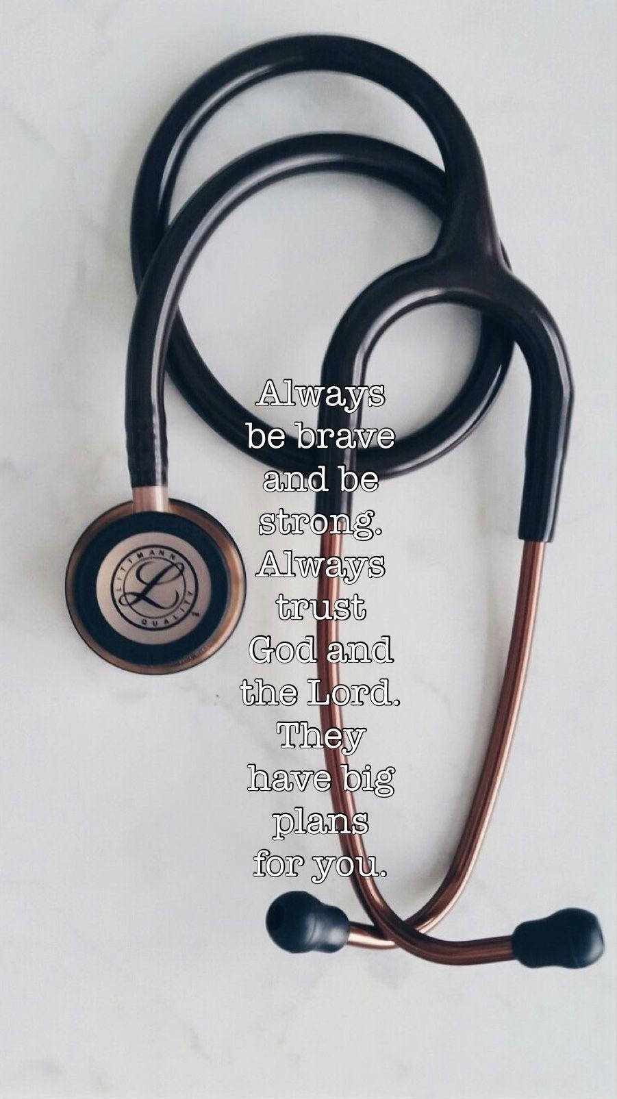 doctor motivation 桌布 壁紙 — 一個黑色和銅色的聽診器放在白色大理石表面上，帶有啟發性文字疊加。