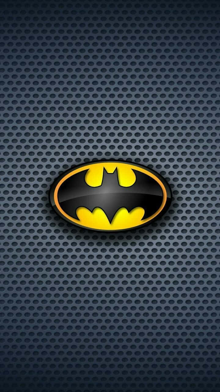 Batman Aesthetic 桌布 壁紙 — 一個黑色和黃色的亮面蝙蝠俠標誌居中放置在深藍色穿孔金屬表面上。