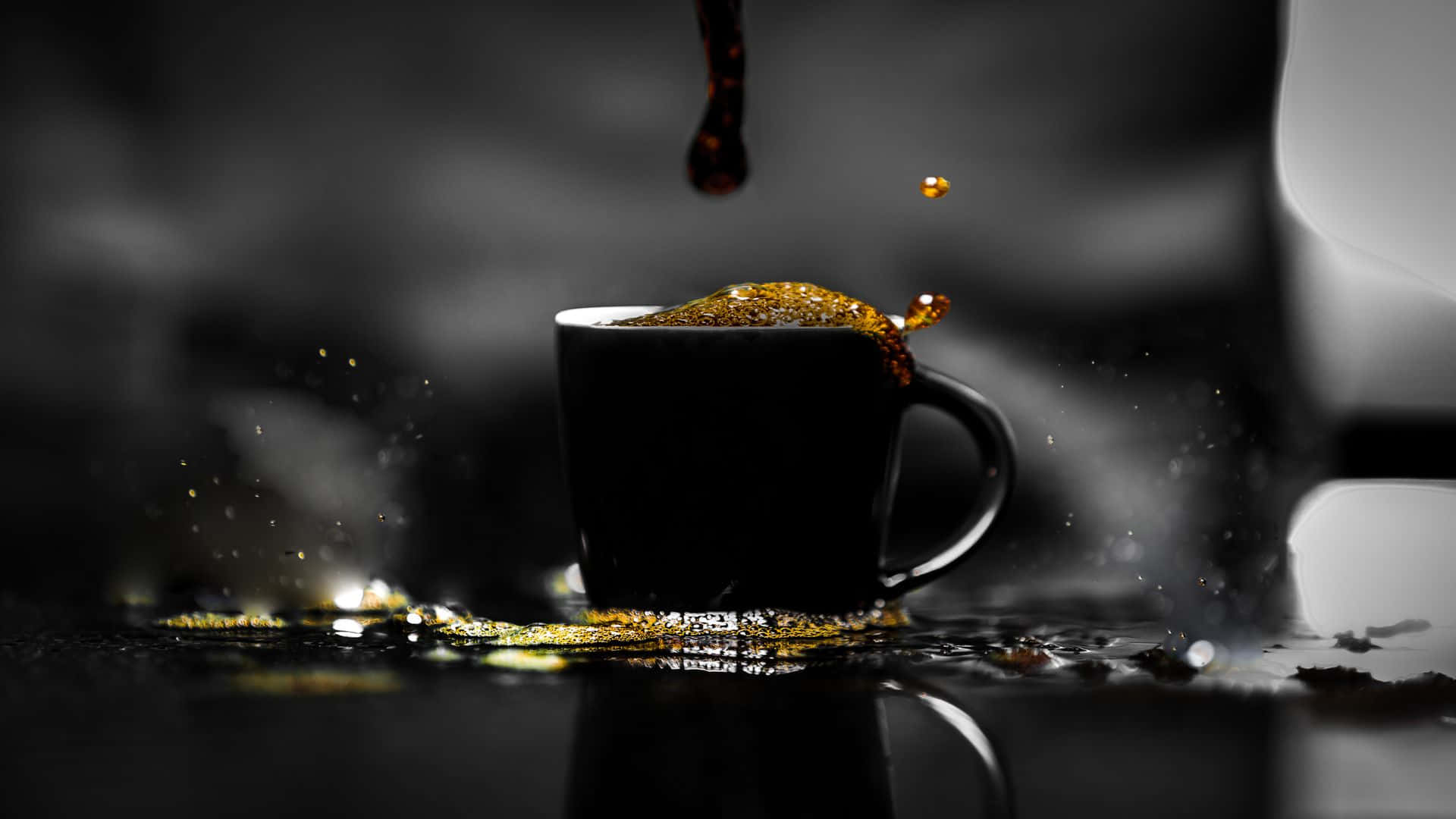 Black Coffee 桌布 壁紙 — 一個黑色咖啡杯捕捉到金色液體飛濺，背景為單色模糊效果。
