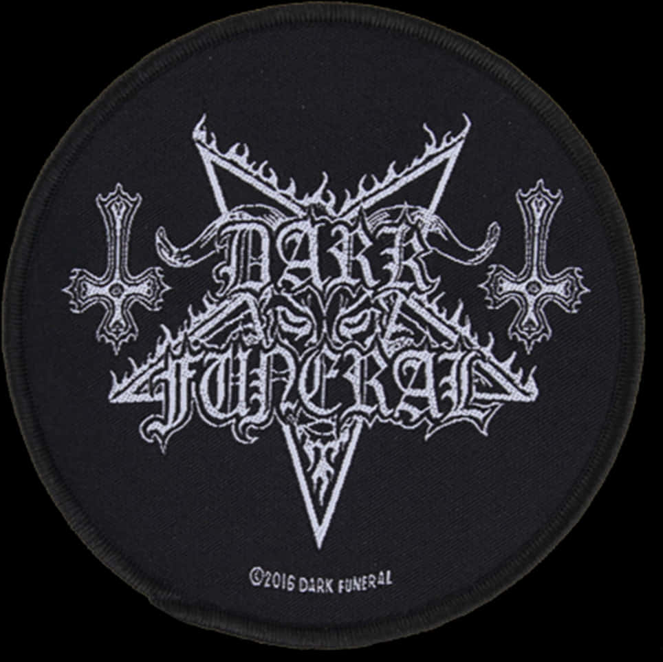 Pentagram 桌布 壁紙 — 一個黑色圓形補丁，帶有白色刺繡哥德式文字和十字架，形成星形設計。