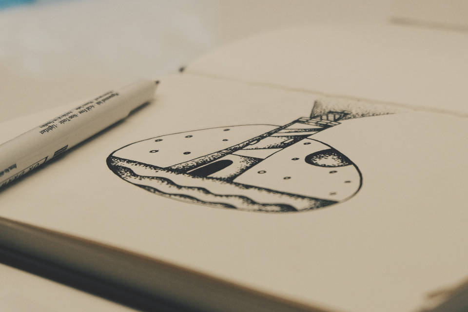 pencil 桌布 壁紙 — 一個黑色墨水素描的漢堡，上面插著一條條紋牙籤，放在一個打開的筆記本上，旁邊有一支白色記號筆。