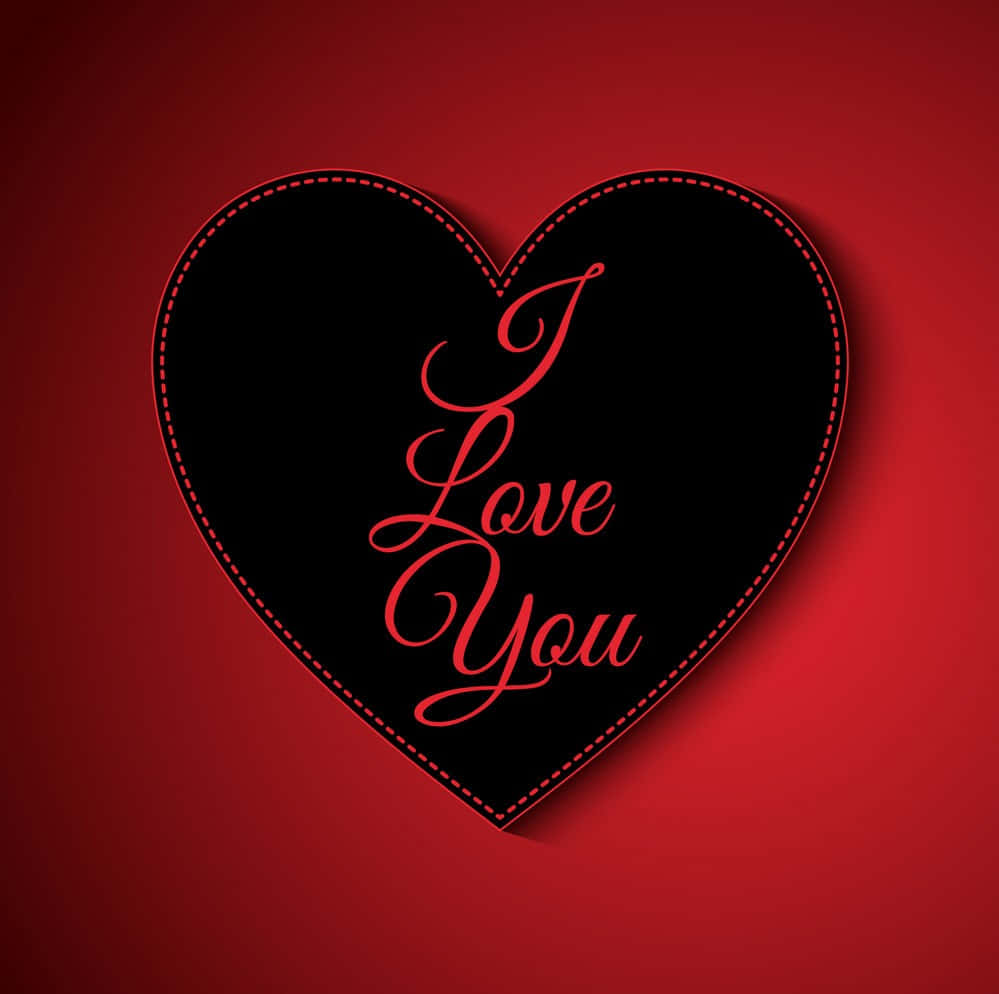 我愛你 桌布 壁紙 — 一個黑色心形，帶有紅色縫線和草書 'I Love You' 文字，在豐富的紅色漸層背景上脫穎而出。