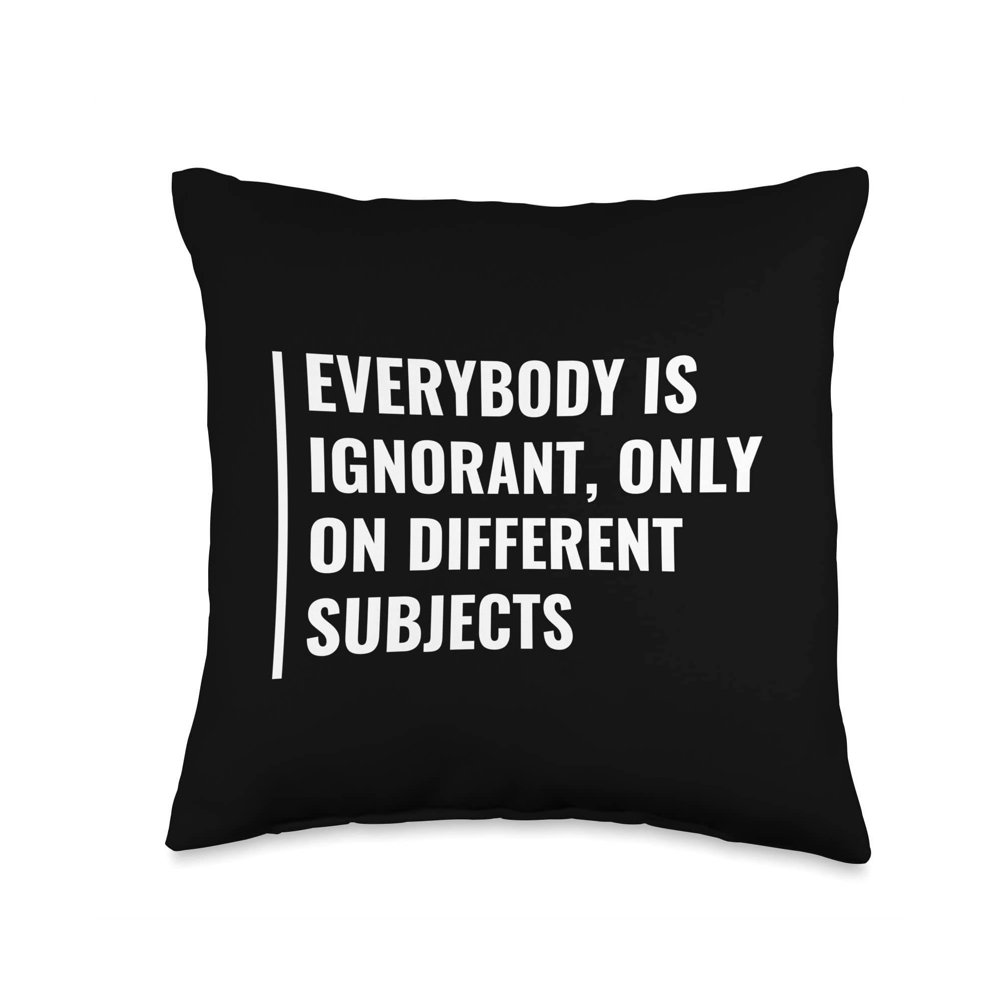 Pillow 桌布 壁紙 — 一個黑色方形枕頭，在純白色背景上印有粗體白色文字「EVERYBODY IS IGNORANT ONLY ON DIFFERENT SUBJECTS」。