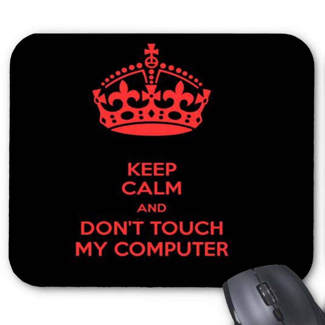桌布 壁紙 — 一個黑色滑鼠墊，上面有紅色皇冠和文字「KEEP CALM AND DON'T TOUCH MY COMPUTER」，旁邊有一隻灰色滑鼠。