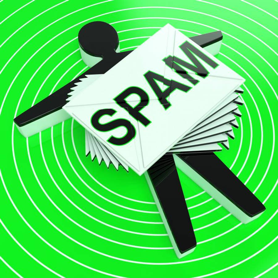 Email 桌布 壁紙 — 一個黑色火柴人被一堆標有垃圾郵件的白色信封壓在充滿活力的綠色螺旋背景上。