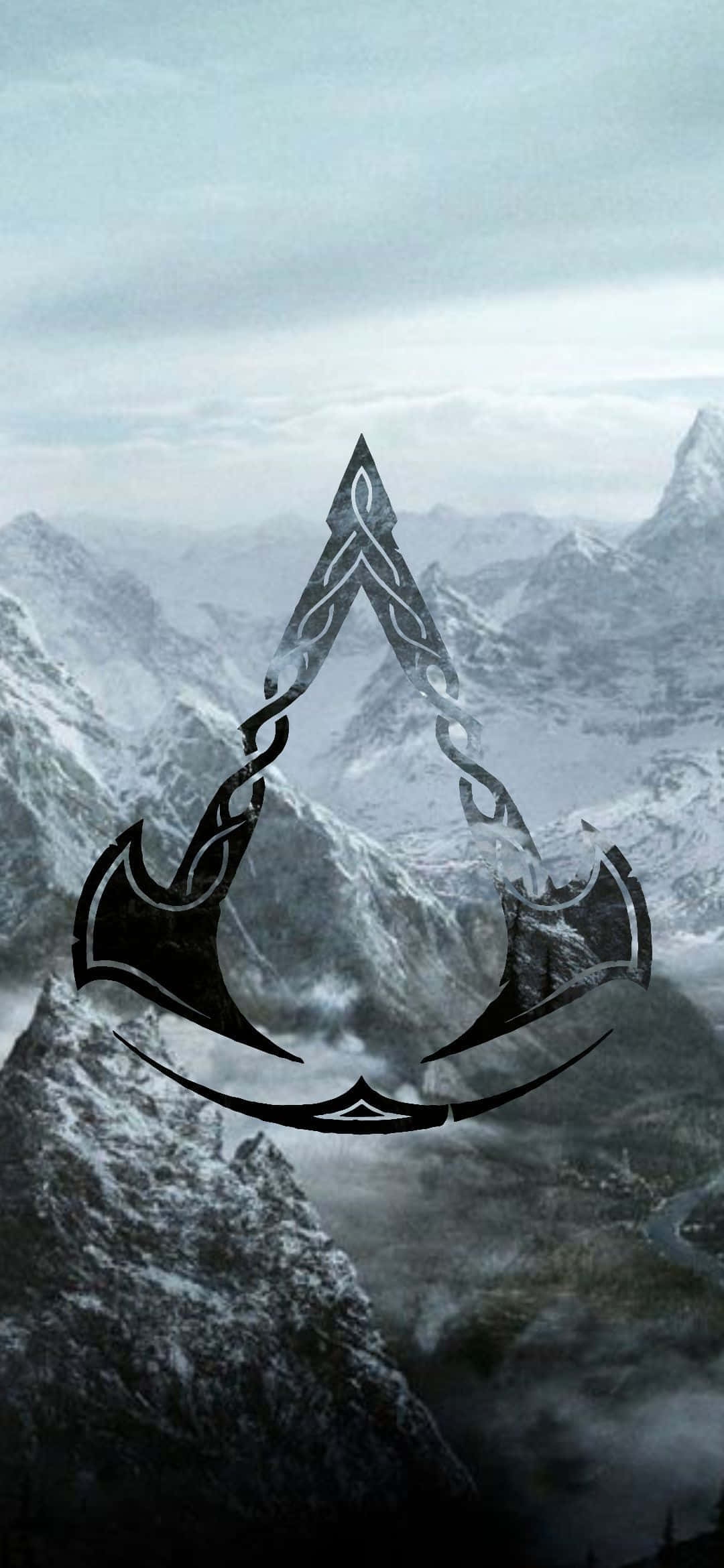 Symbol 桌布 壁紙 — 一個黑色的 Assassin's Creed 標誌漂浮在灰色天空下霧氣瀰漫的雪山山脈之上。