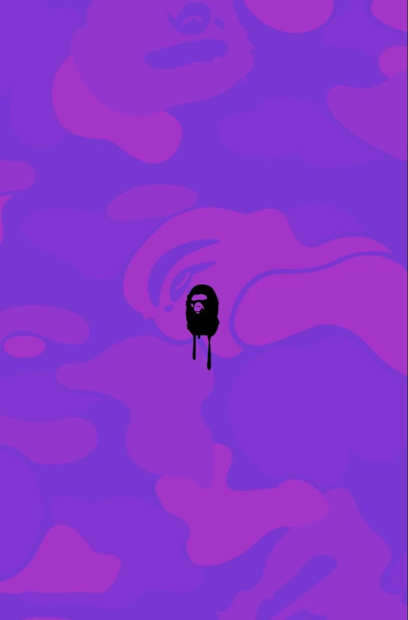 bape logo 桌布 壁紙 — 一個黑色的A BATHING APE頭標誌在充滿活力的紫色迷彩圖案背景上滴落。