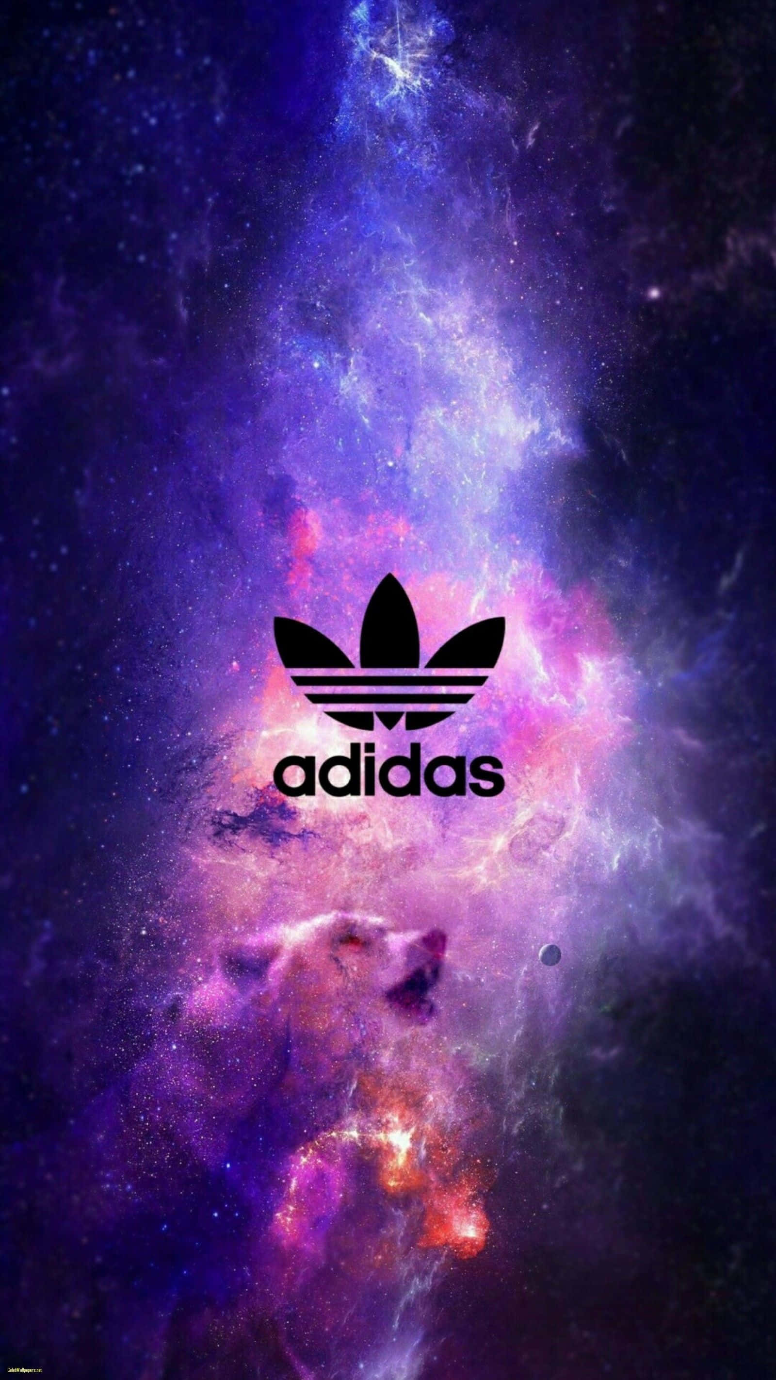愛迪達 桌布 壁紙 — 一個黑色的Adidas標誌漂浮在充滿活力的紫色和粉紅色宇宙星雲之上，下方有一個發光的狼形剪影。