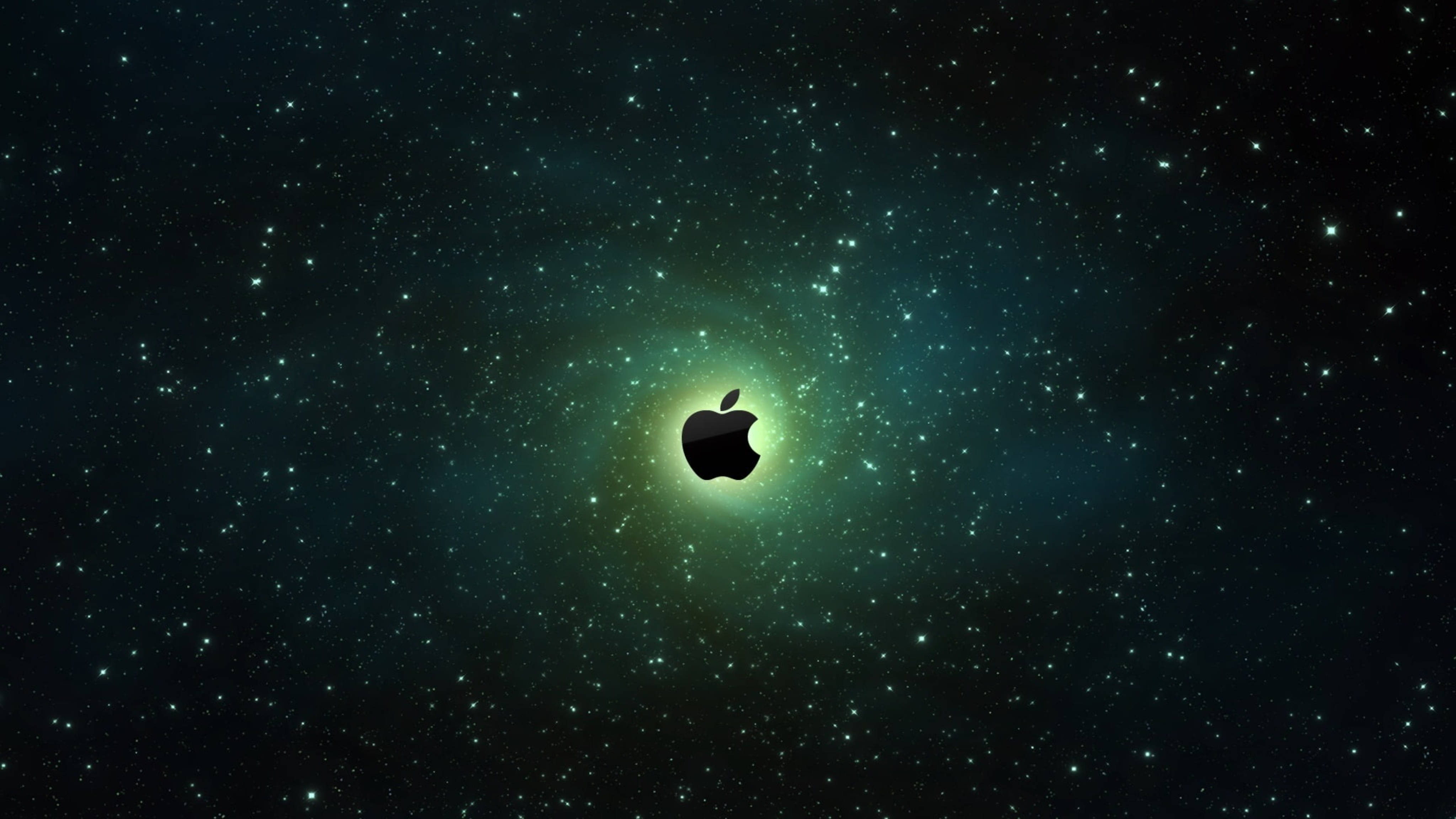 Apple 4K Ultra HD 桌布 壁紙 — 一個黑色的Apple標誌在繁星點點的藍綠色和黑色宇宙背景上柔和發光。
