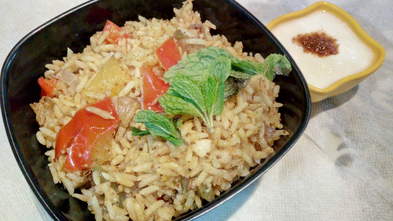 一碗雜菜飯配薄荷和優格蘸醬。 — 食物動圖 壁紙