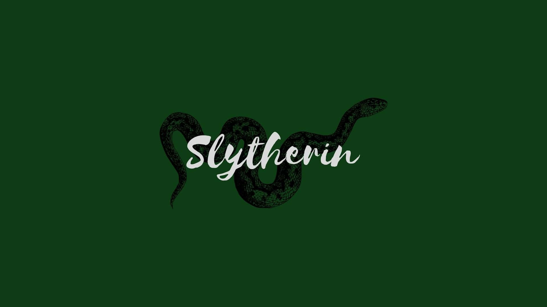 史萊哲林美學 桌布 壁紙 — 一個黑色蛇標誌，中間有白色草書文字「Slytherin」，位於純深綠色背景上。
