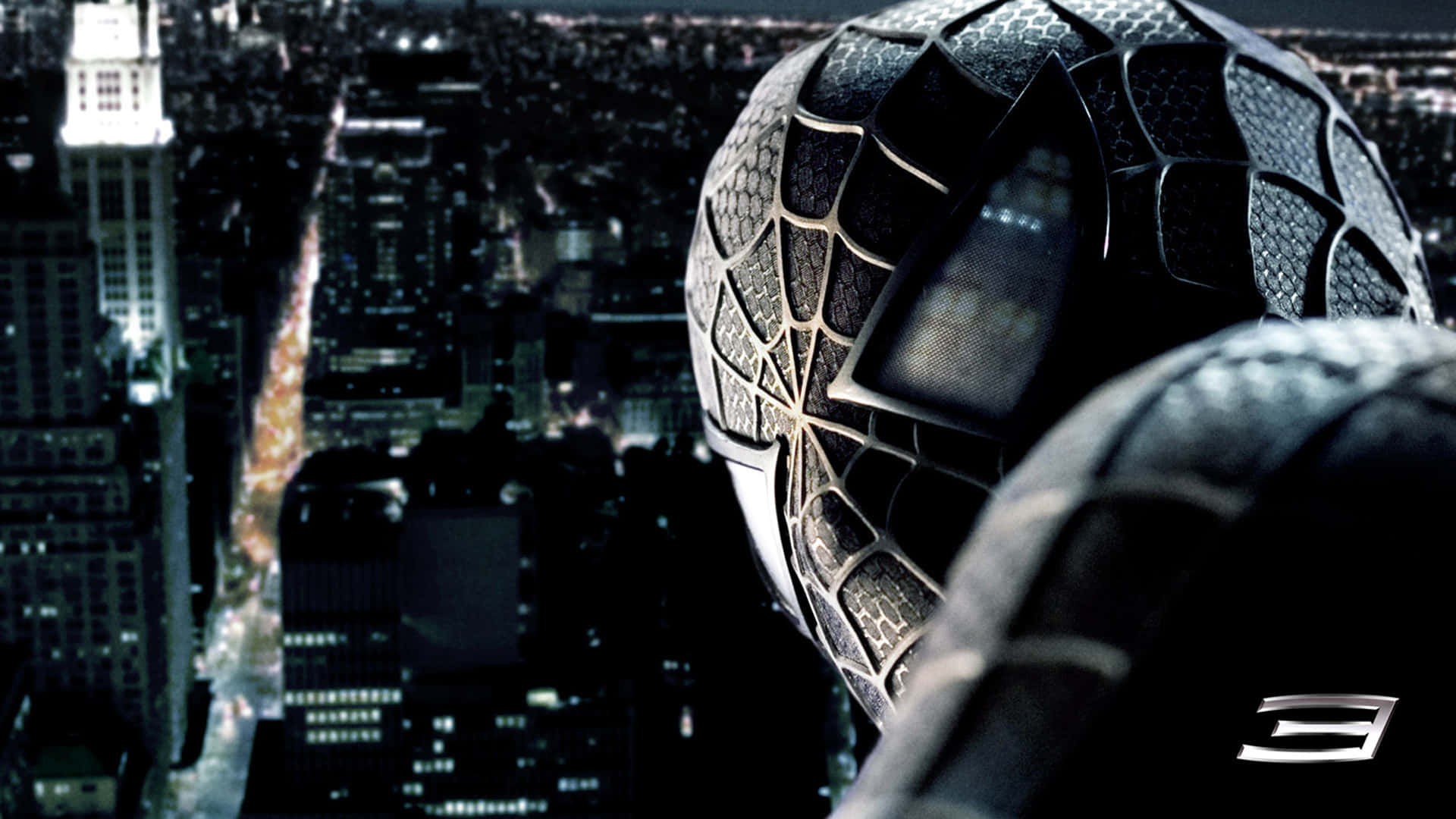 Spider Man 3 桌布 壁紙 — 一個黑色蜘蛛面具的特寫，俯瞰著夜晚燈火輝煌的廣闊城市景觀。