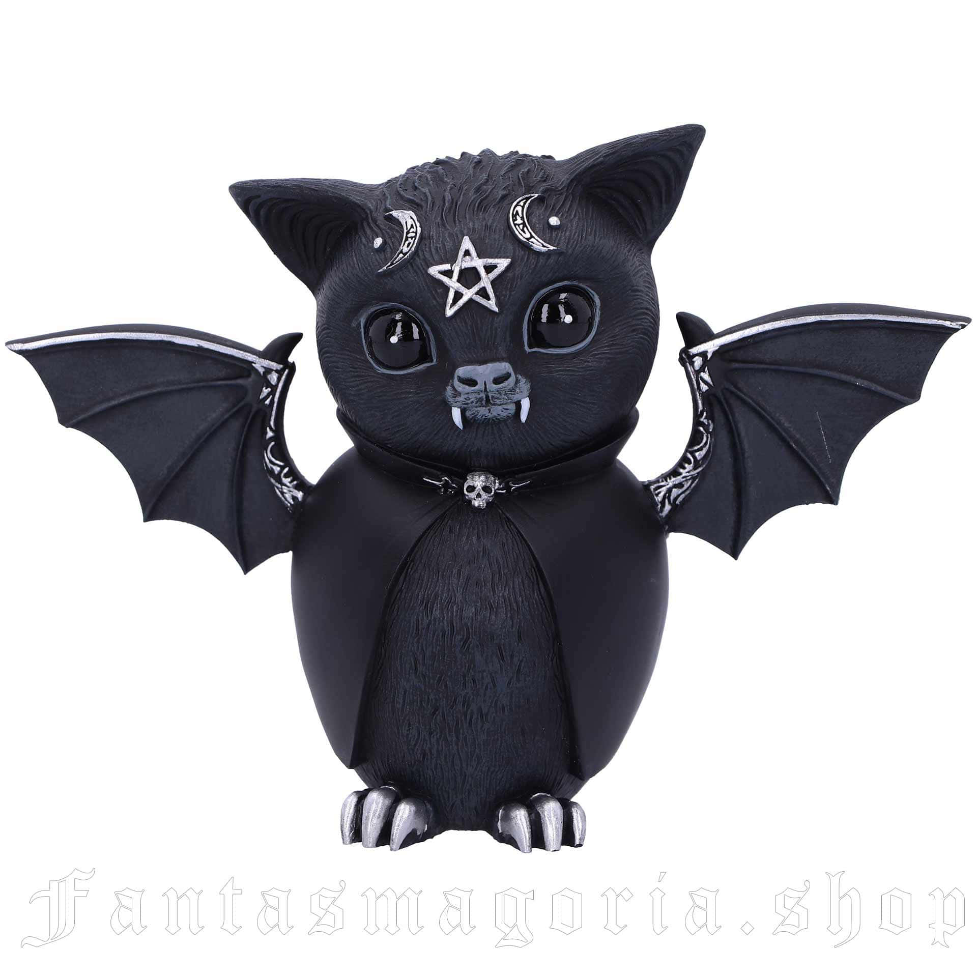 Bats 桌布 壁紙 — 一個黑色蝙蝠貓雕像，帶有銀色五角星月亮眼睛、尖牙和骷髏項圈，站在白色背景前。