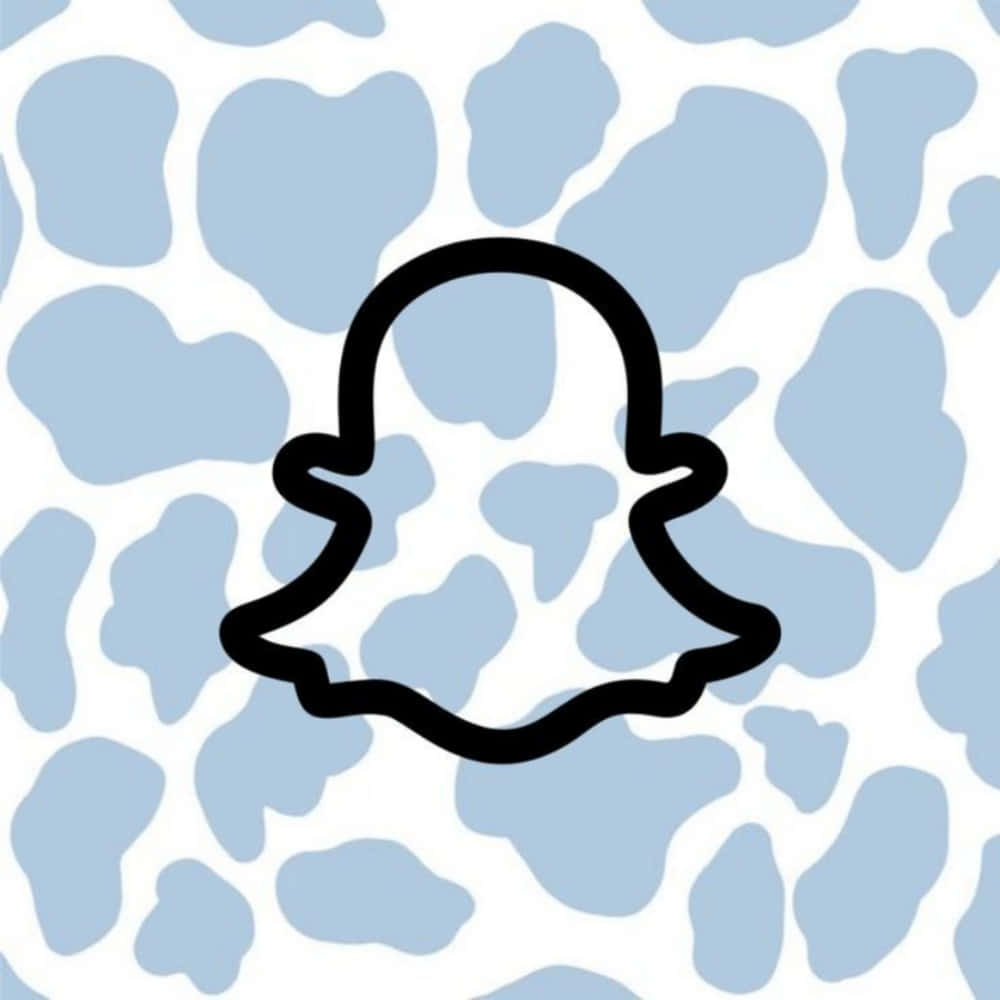 乳牛動圖 桌布 壁紙 — 一個黑色輪廓的Snapchat鬼魂標誌，居中在淺藍色和白色的乳牛紋背景上。