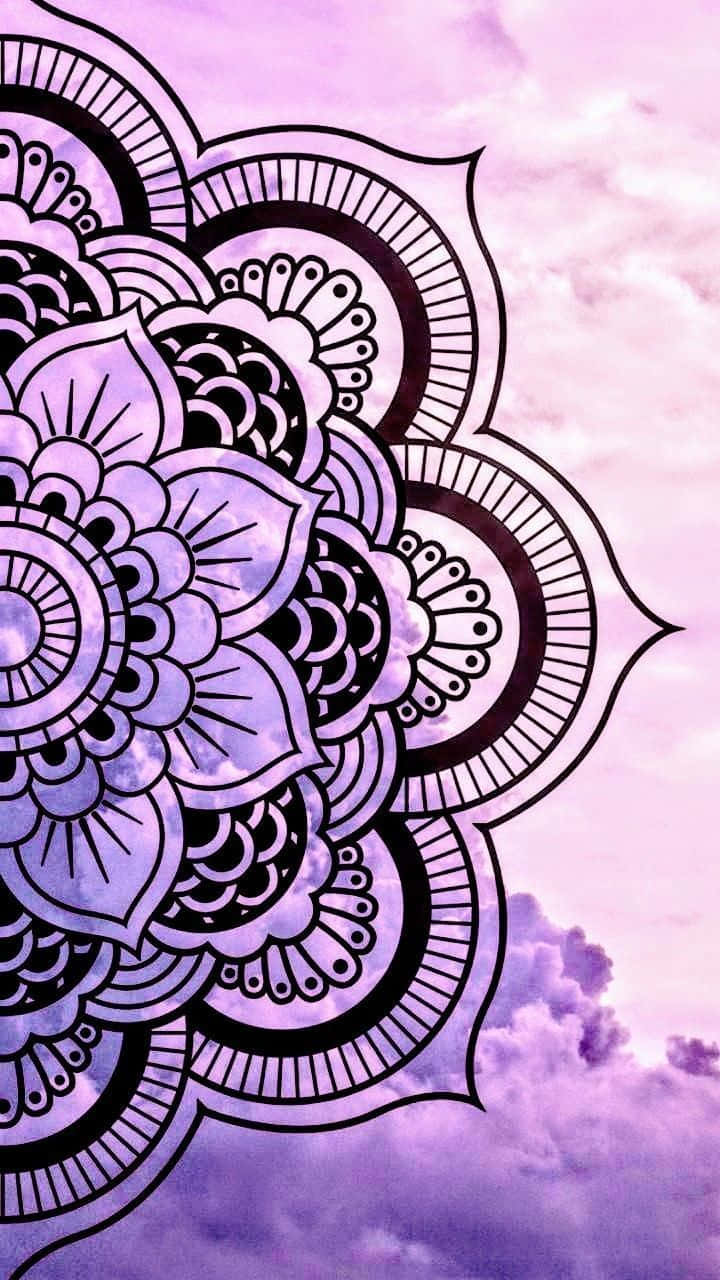 紫色曼陀羅設計，背景為多雲天空。 — 曼陀羅 GIF 壁紙