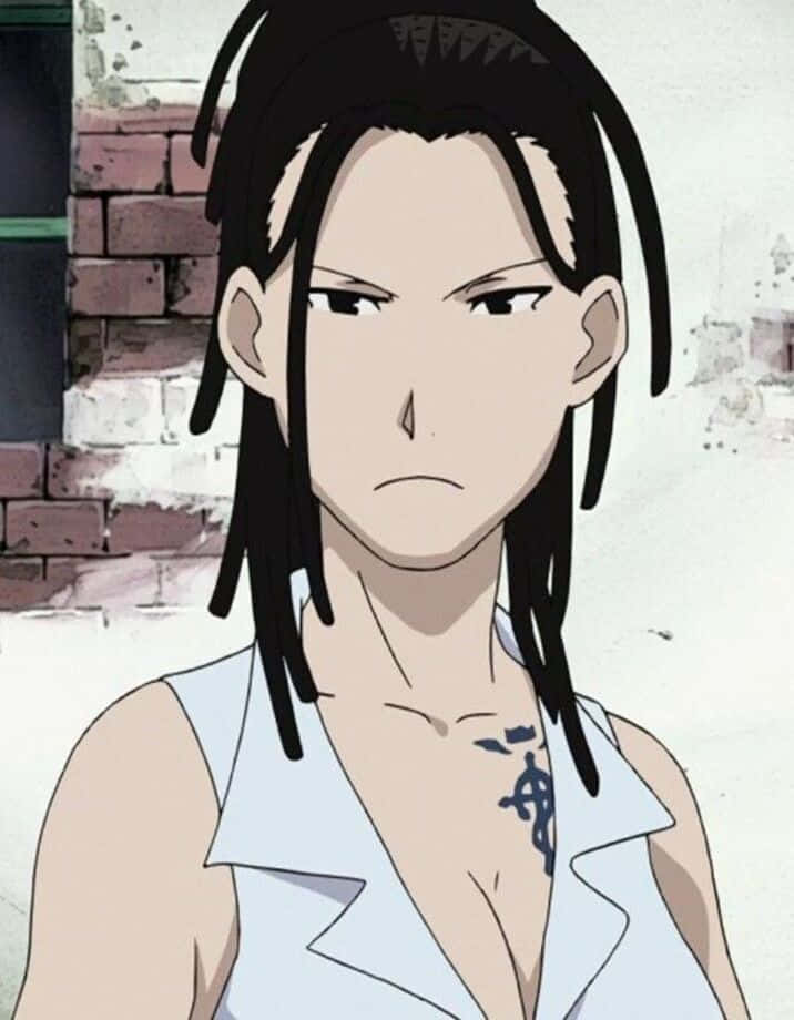 Izumi Curtis 桌布 壁紙 — 一個黑色辮子、表情嚴肅的動漫角色，站在風化的磚牆前。