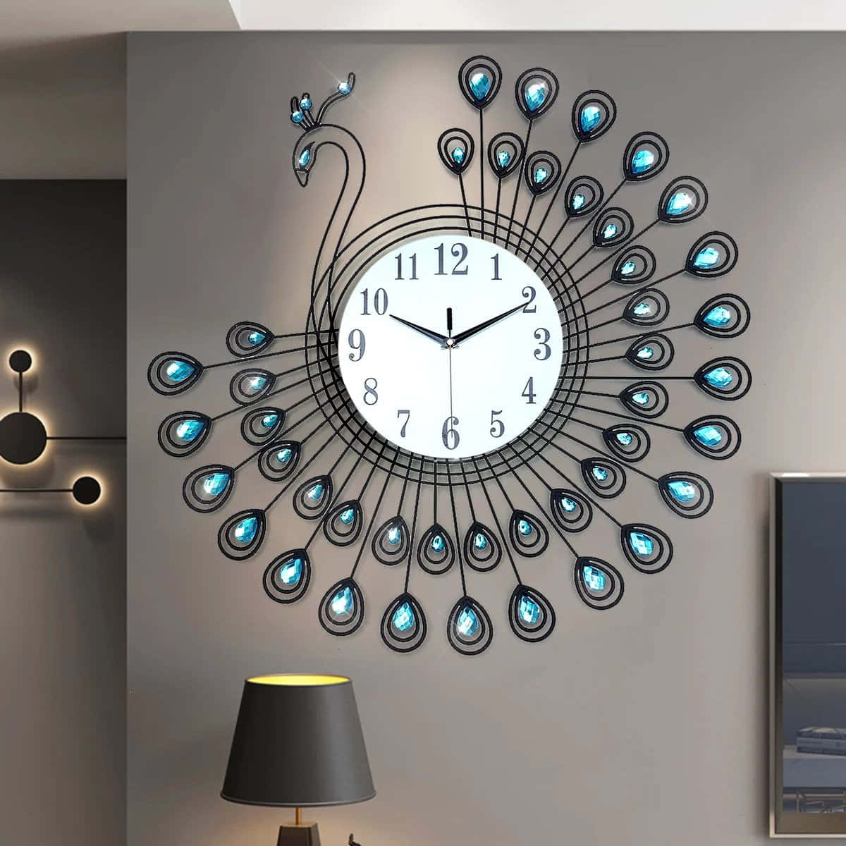 Wall Clock 桌布 壁紙 — 一個黑色金屬孔雀形狀的掛牆鐘，帶有發光的藍色寶石眼睛，裝飾在灰色牆壁上，上方有一盞亮著的燈。