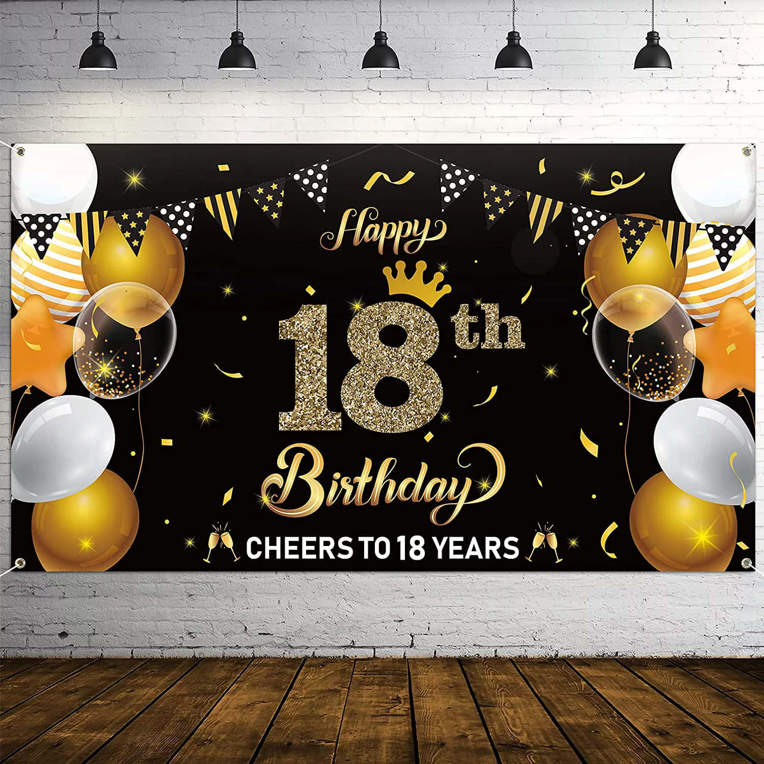 生日快樂 桌布 壁紙 — 一個黑色閃亮的18歲生日橫幅，帶有金色文字和氣球，掛在白色磚牆上，下方是黑色吊燈。