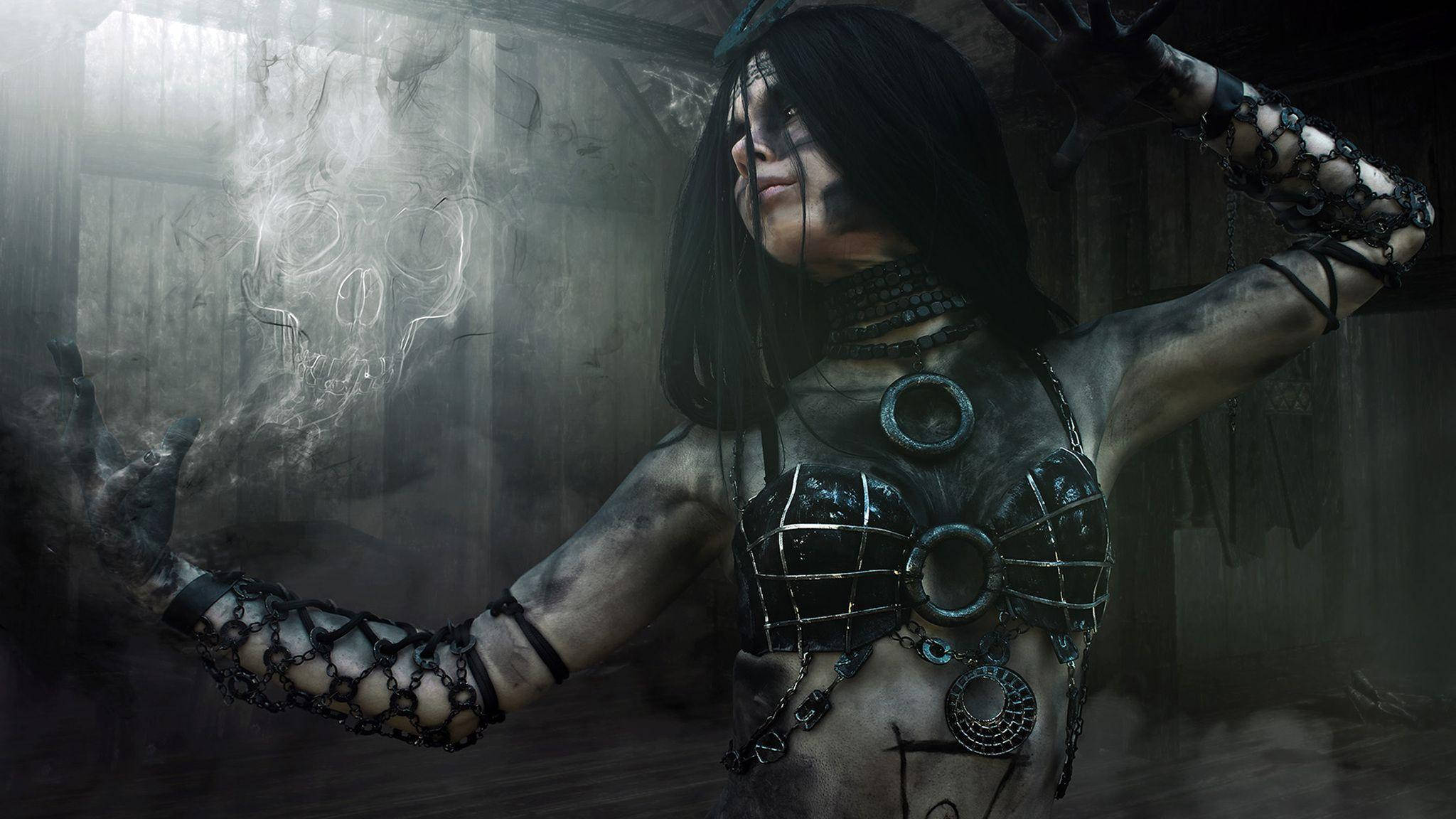 Enchantress 桌布 壁紙 — 一個黑色頭髮、帶著鎖鏈的黑暗奇幻人物在煙霧瀰漫、骯髒的房間裡舉起雙臂，牆上有一個發光的頭骨。