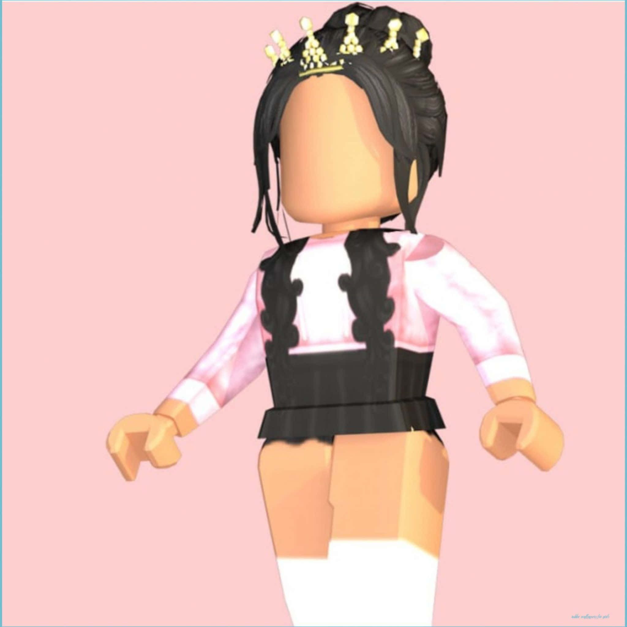Roblox Aesthetic 桌布 壁紙 — 一個黑色頭髮、戴著金色皇冠的 Roblox 角色，在柔和的粉紅色背景前穿著粉紅色和黑色的服裝。