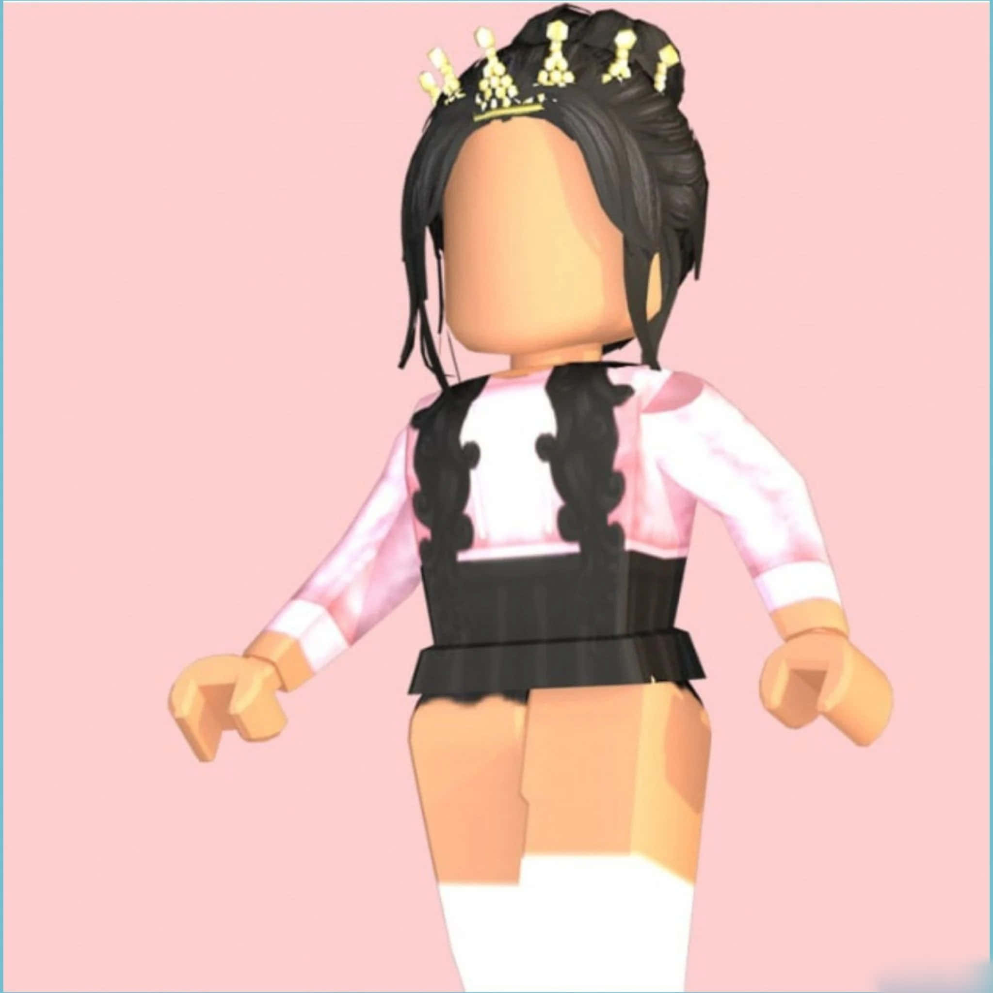 美學 Roblox 女孩 桌布 壁紙 — 一個黑色頭髮、戴著金色皇冠的Roblox虛擬角色，在柔和粉紅色背景前穿著粉紅色和黑色的服裝。
