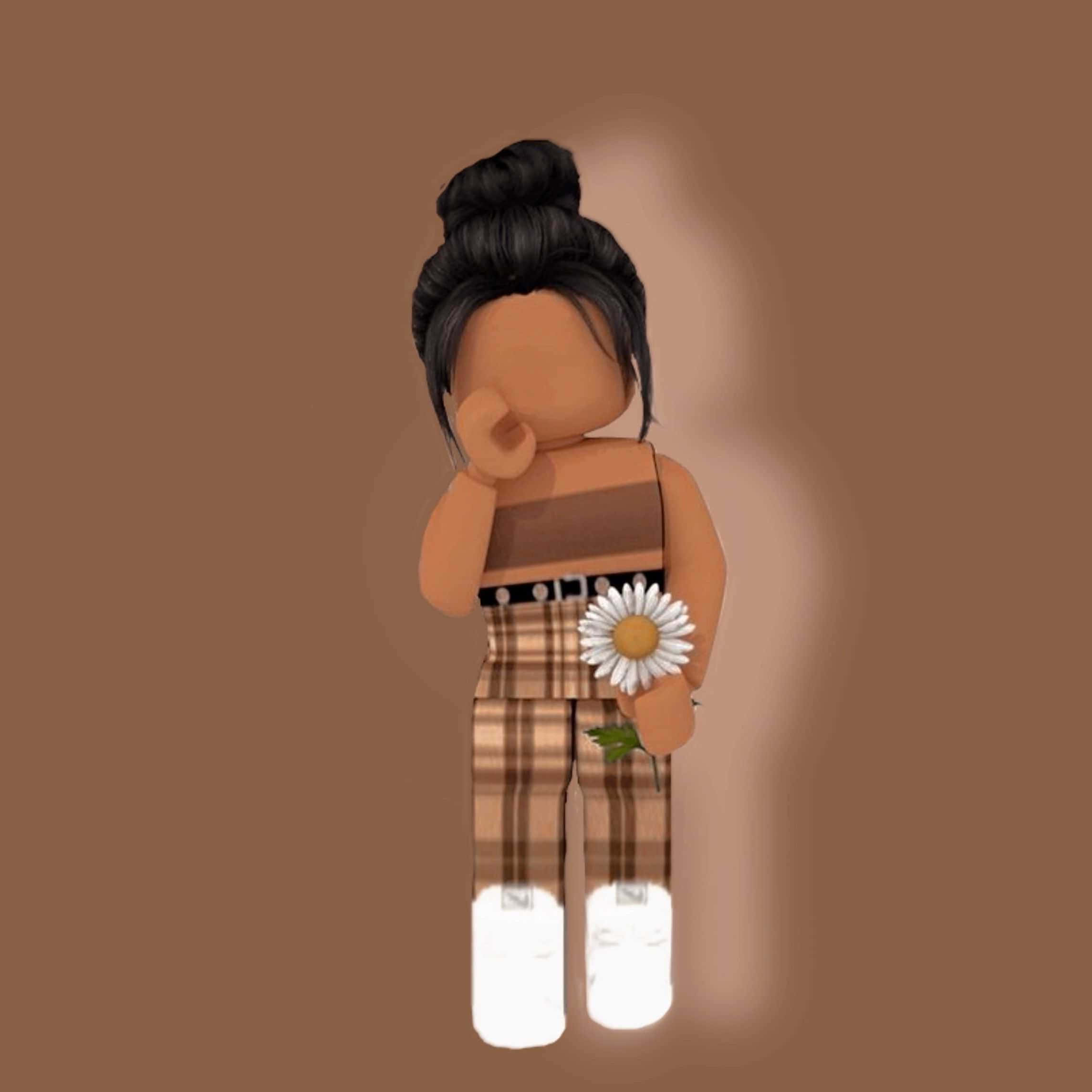美學 Roblox 女孩 桌布 壁紙 — 一個黑色頭髮盤成髮髻的Roblox虛擬角色，站在純棕色背景前，手持一朵雛菊。
