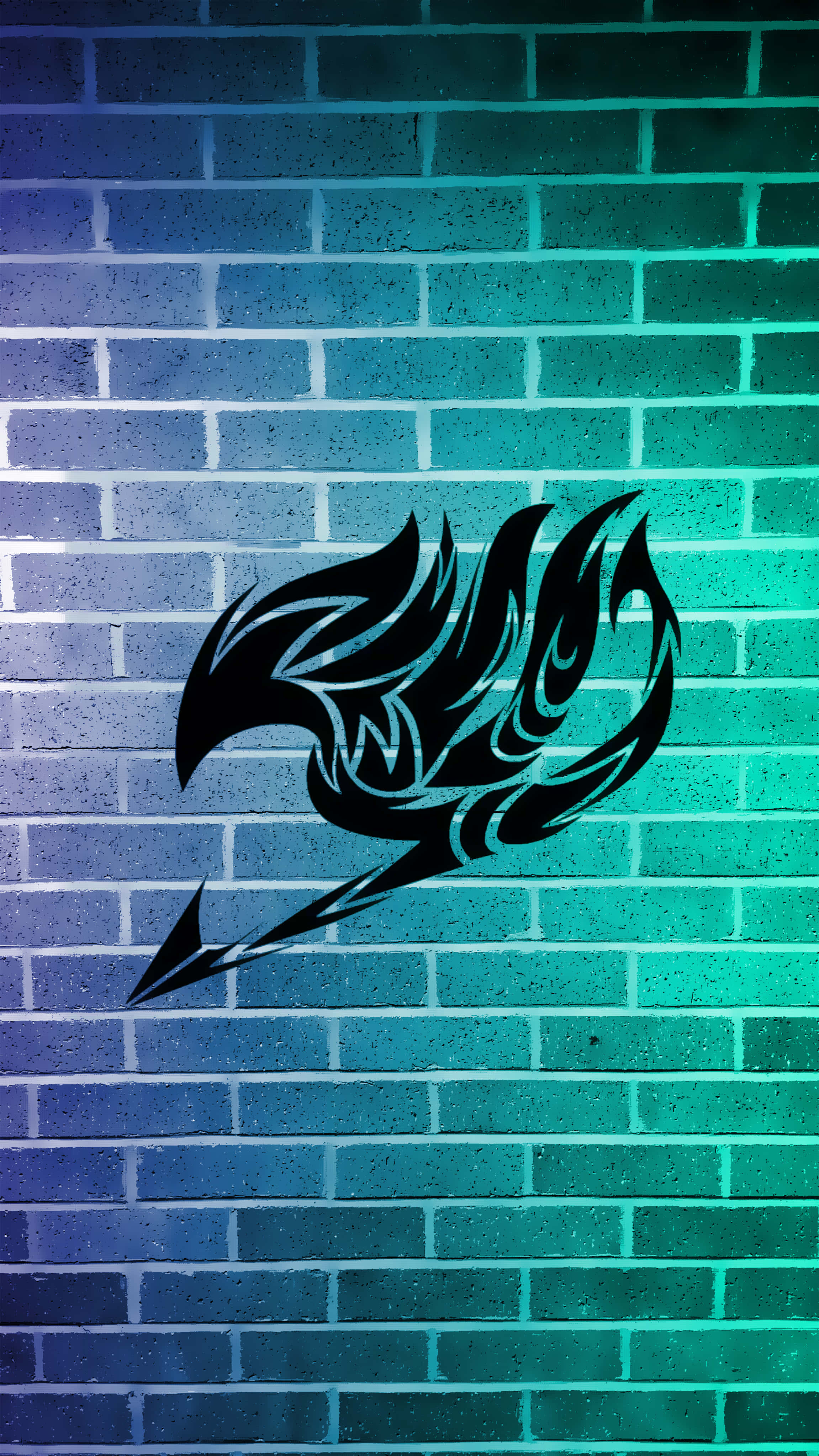 Fairy Tail Logo 桌布 壁紙 — 一個黑色風格化的火焰標誌，帶有閃電，在藍色到藍綠色的漸層磚牆上發光。