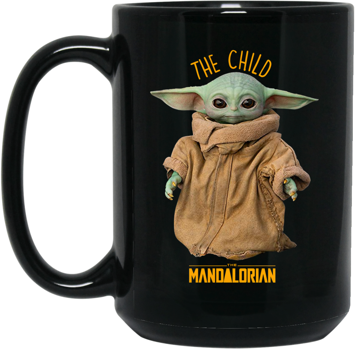Yoda 桌布 壁紙 — 一個黑色馬克杯上印有《曼達洛人》中「孩子」的詳細圖像，身穿棕色長袍，上下方有標題文字。